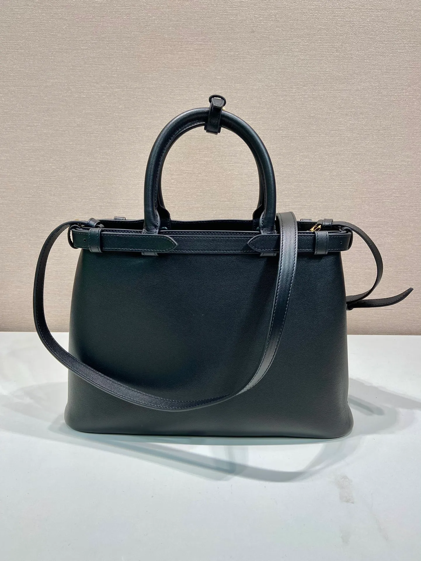💰2040🎉New product🎉1BA417 large🎉🎉 This handbag is made of imported calfskin, with imported soft sheepskin interior. It has a three-compartment design and a detachable/adjustable long shoulder strap. It has a modern and simple style and incorporates exquisite and delicate details. Simple and elegant, fashionable and practical, it is an eternal hit. Baby, hurry up and get it🎉🎉 Length 35x Height 25x Bottom 14cm🎉🎉🎉👏👏👏