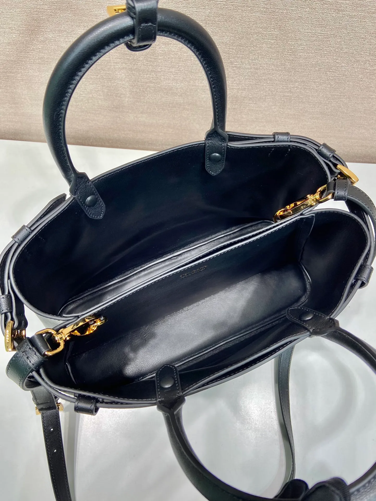 💰2040🎉New product🎉1BA417 large🎉🎉 This handbag is made of imported calfskin, with imported soft sheepskin interior. It has a three-compartment design and a detachable/adjustable long shoulder strap. It has a modern and simple style and incorporates exquisite and delicate details. Simple and elegant, fashionable and practical, it is an eternal hit. Baby, hurry up and get it🎉🎉 Length 35x Height 25x Bottom 14cm🎉🎉🎉👏👏👏