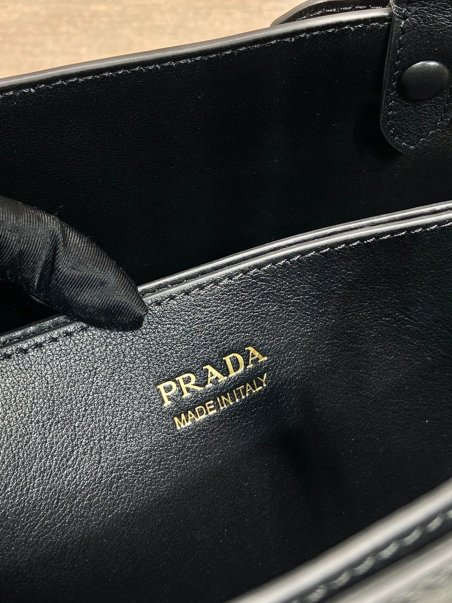 💰2040🎉New product🎉1BA417 large🎉🎉 This handbag is made of imported calfskin, with imported soft sheepskin interior. It has a three-compartment design and a detachable/adjustable long shoulder strap. It has a modern and simple style and incorporates exquisite and delicate details. Simple and elegant, fashionable and practical, it is an eternal hit. Baby, hurry up and get it🎉🎉 Length 35x Height 25x Bottom 14cm🎉🎉🎉👏👏👏