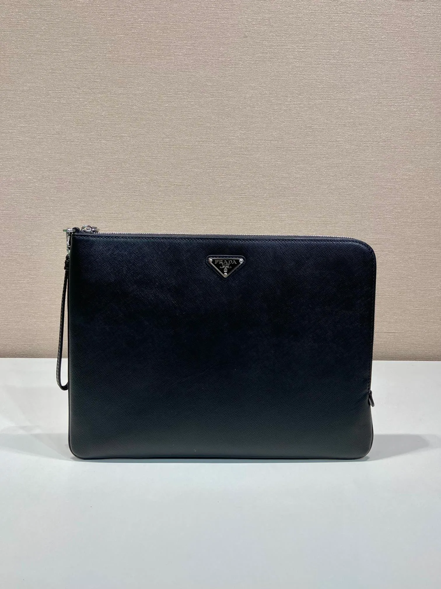 💰1140🎉New handbag🎉2NH023 large size🎉🎉This men's handbag is made of cross grain cowhide. Equipped with a detachable handle strap and a 7-character pull design. Simple and elegant super slim model, light and practical, if you like it, hurry up and get it🎉🎉 Length 34x Height 25cm🎉🎉🎉👏👏👏