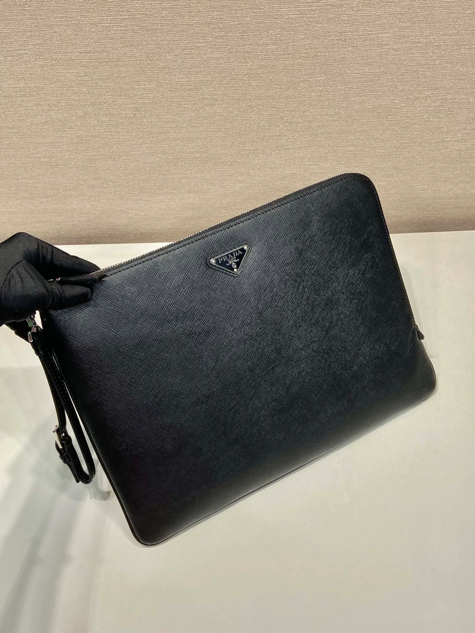 💰1140🎉New handbag🎉2NH023 large size🎉🎉This men's handbag is made of cross grain cowhide. Equipped with a detachable handle strap and a 7-character pull design. Simple and elegant super slim model, light and practical, if you like it, hurry up and get it🎉🎉 Length 34x Height 25cm🎉🎉🎉👏👏👏