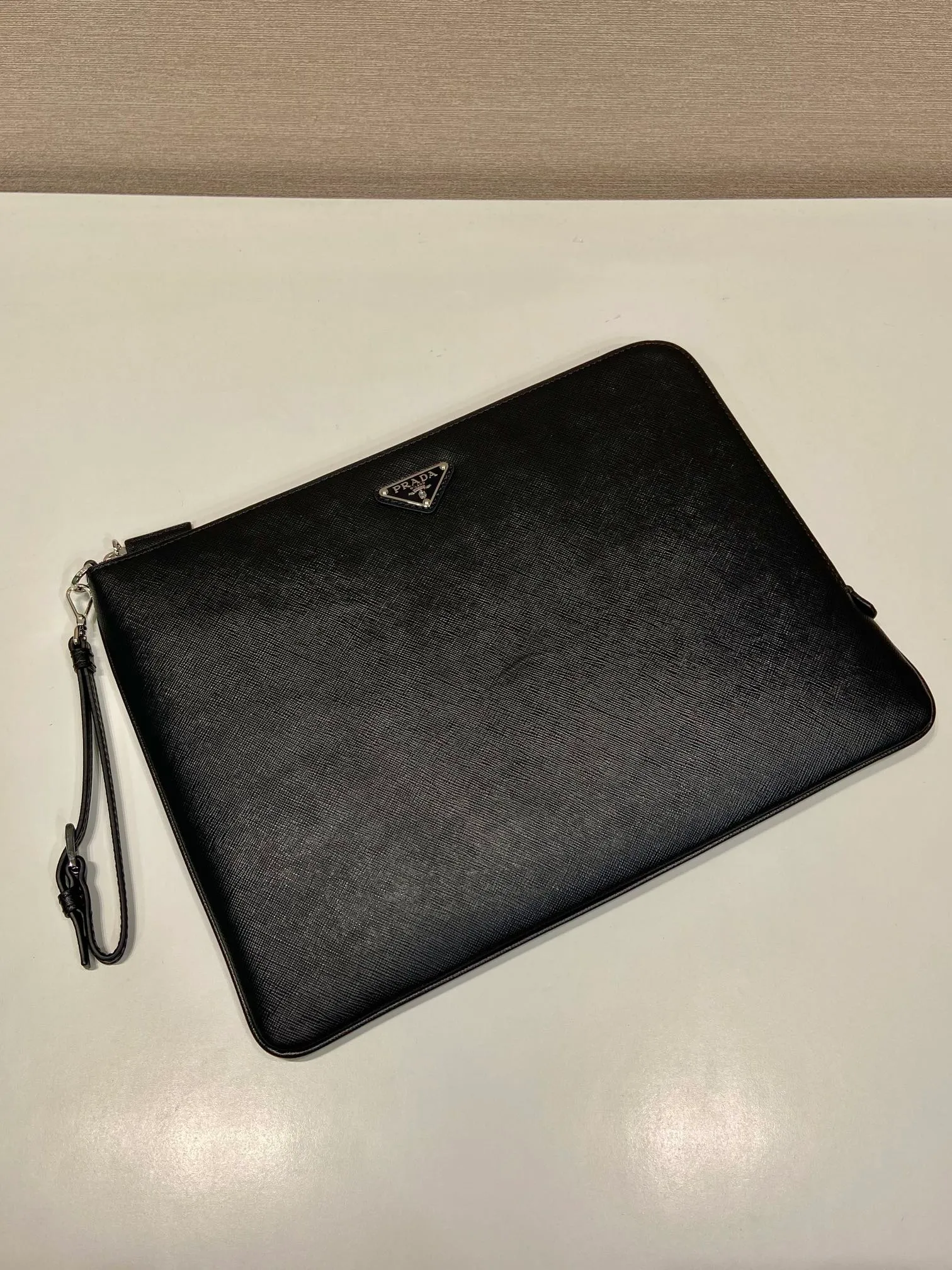 💰1140🎉New handbag🎉2NH023 large size🎉🎉This men's handbag is made of cross grain cowhide. Equipped with a detachable handle strap and a 7-character pull design. Simple and elegant super slim model, light and practical, if you like it, hurry up and get it🎉🎉 Length 34x Height 25cm🎉🎉🎉👏👏👏