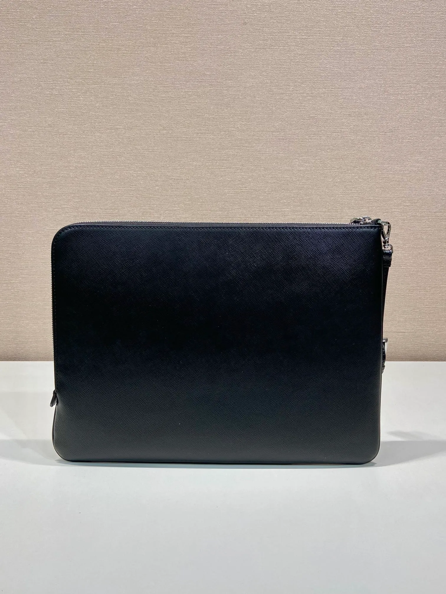 💰1140🎉New handbag🎉2NH023 large size🎉🎉This men's handbag is made of cross grain cowhide. Equipped with a detachable handle strap and a 7-character pull design. Simple and elegant super slim model, light and practical, if you like it, hurry up and get it🎉🎉 Length 34x Height 25cm🎉🎉🎉👏👏👏