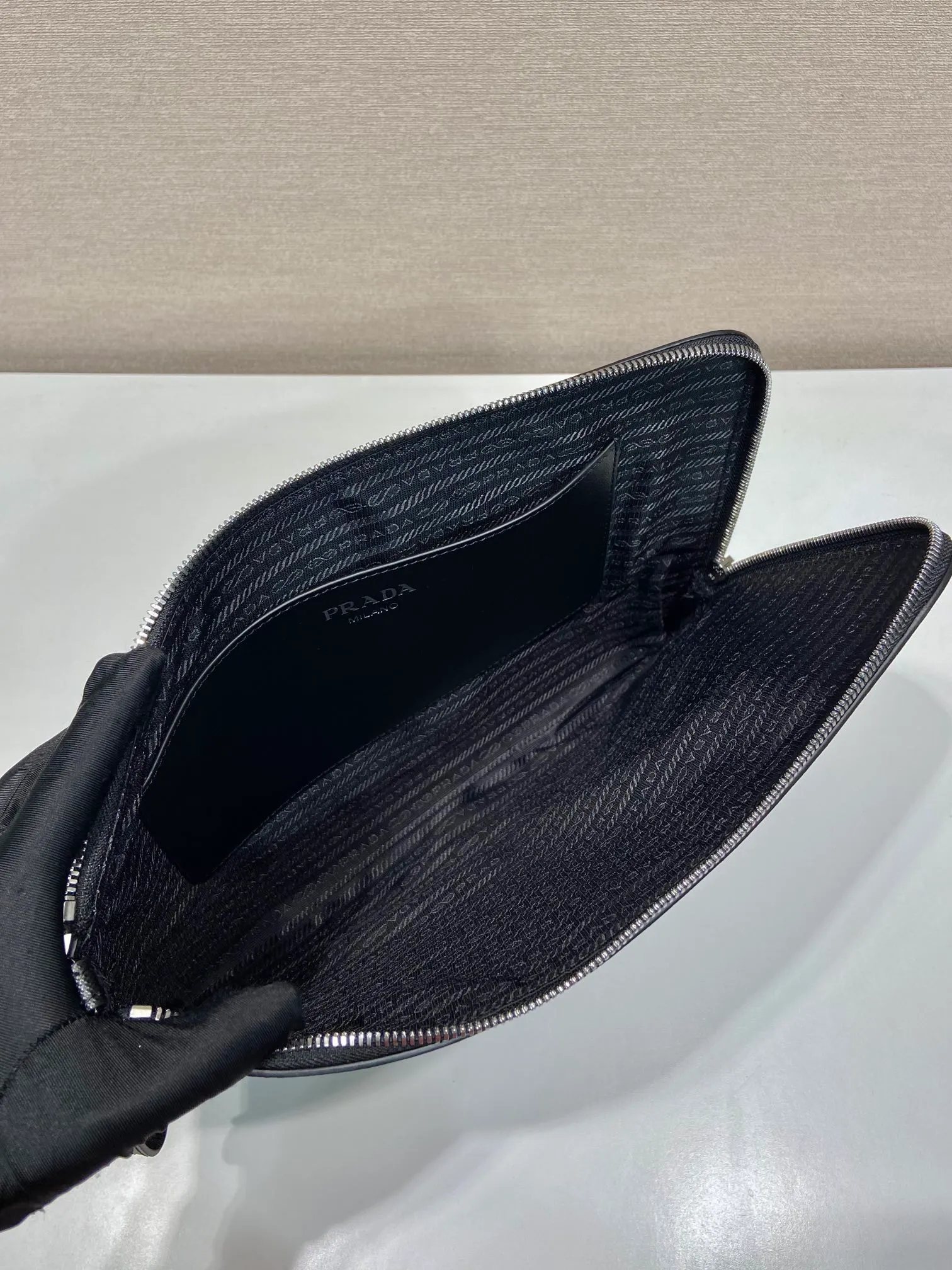 💰1140🎉New handbag🎉2NH023 large size🎉🎉This men's handbag is made of cross grain cowhide. Equipped with a detachable handle strap and a 7-character pull design. Simple and elegant super slim model, light and practical, if you like it, hurry up and get it🎉🎉 Length 34x Height 25cm🎉🎉🎉👏👏👏