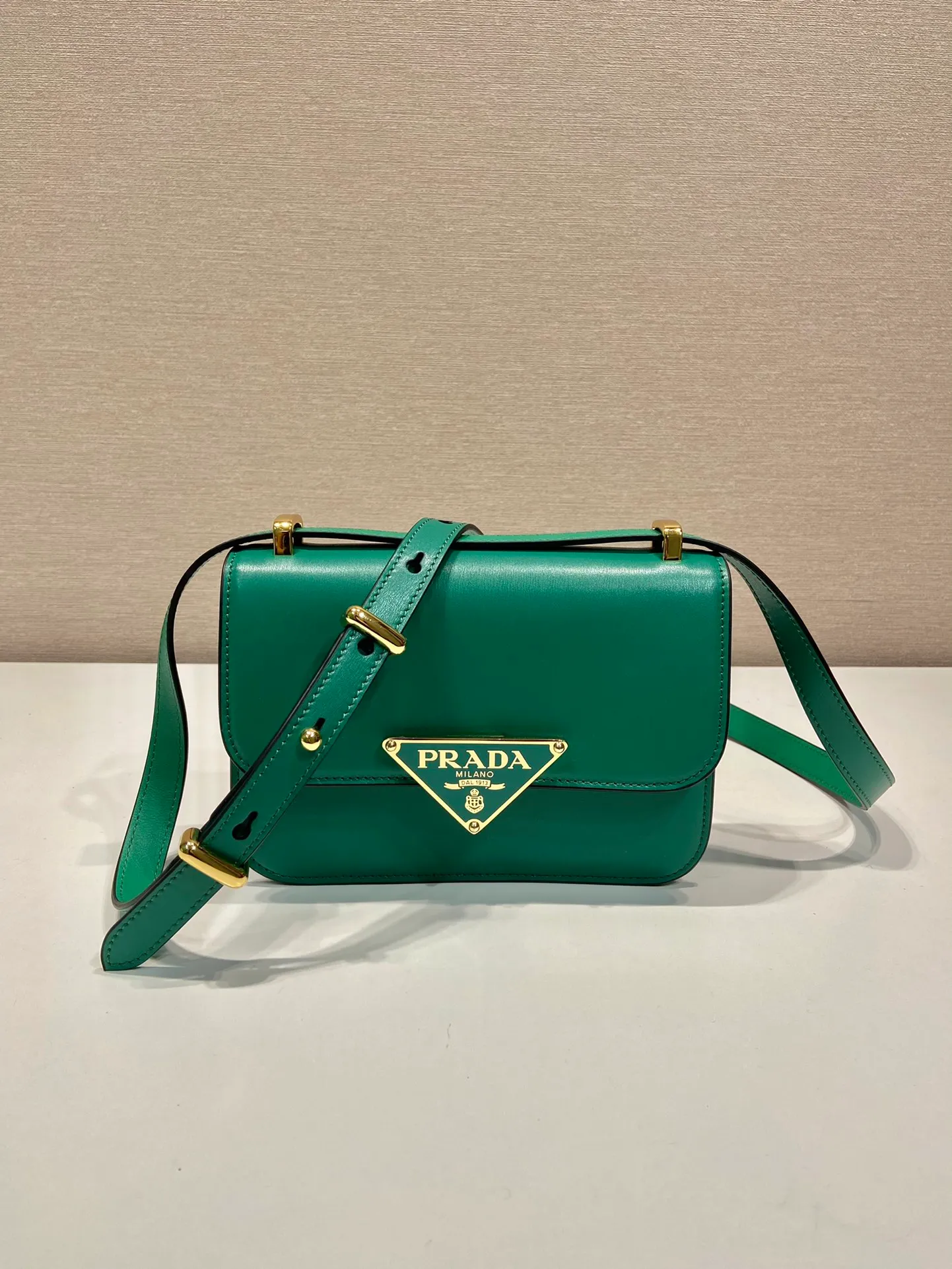 💰1520🎉New messenger bag🎉1BD340🎉🎉 This shoulder bag is made of oiled cowhide. The corner design gives the bag a modern style, the adjustable leather handle can be worn on the shoulder or cross-body, and the enameled metal triangular logo flap is decorated with a snap lock. Full of high-end feel, the top of your back instantly transforms into a girly girl, with large capacity and space. Fashionable and practical, get it now🎉👏 Length 20x Height 13.5x Bottom 5.5cm👏👏👏🎉🎉🎉