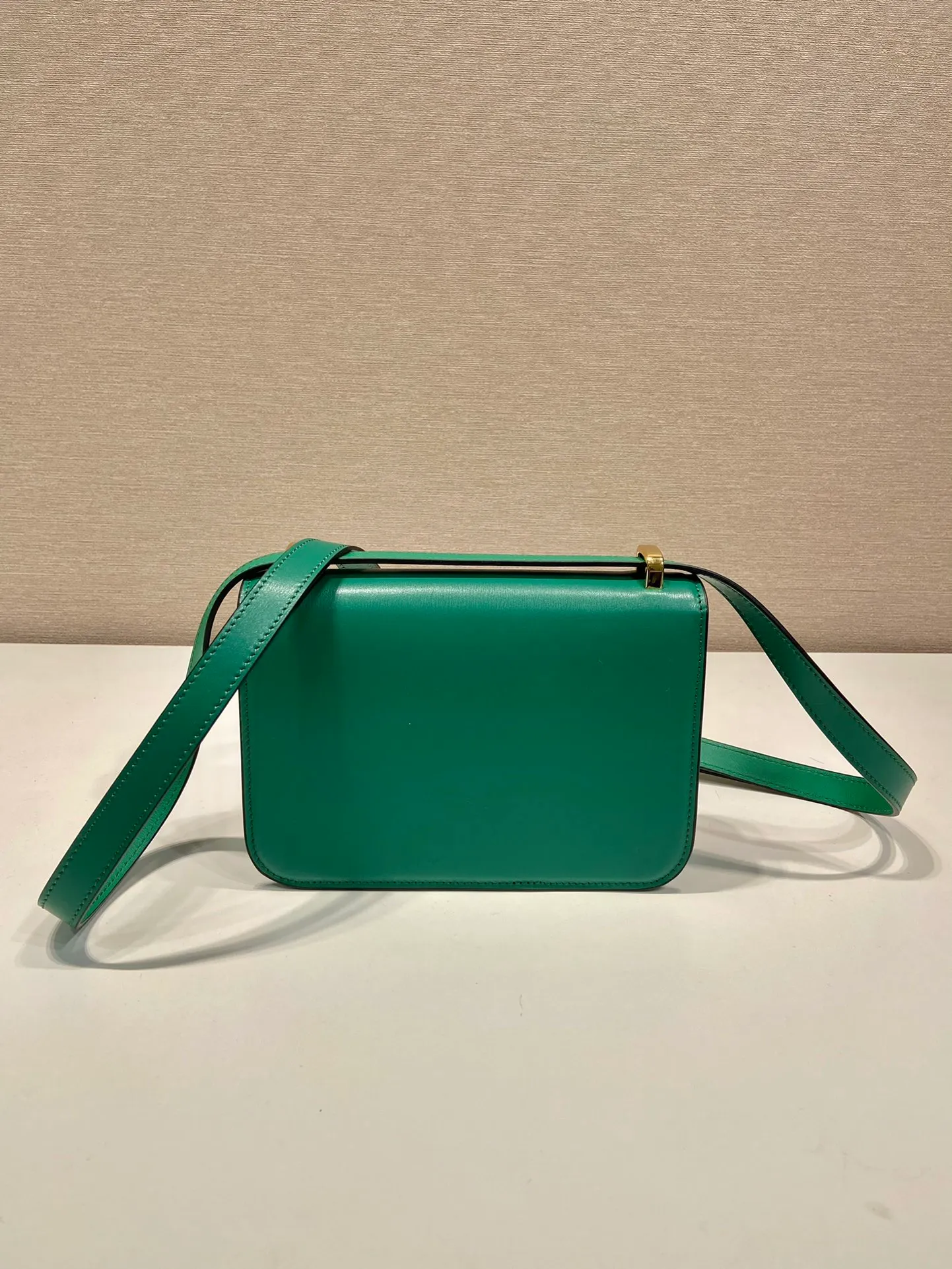 💰1520🎉New messenger bag🎉1BD340🎉🎉 This shoulder bag is made of oiled cowhide. The corner design gives the bag a modern style, the adjustable leather handle can be worn on the shoulder or cross-body, and the enameled metal triangular logo flap is decorated with a snap lock. Full of high-end feel, the top of your back instantly transforms into a girly girl, with large capacity and space. Fashionable and practical, get it now🎉👏 Length 20x Height 13.5x Bottom 5.5cm👏👏👏🎉🎉🎉