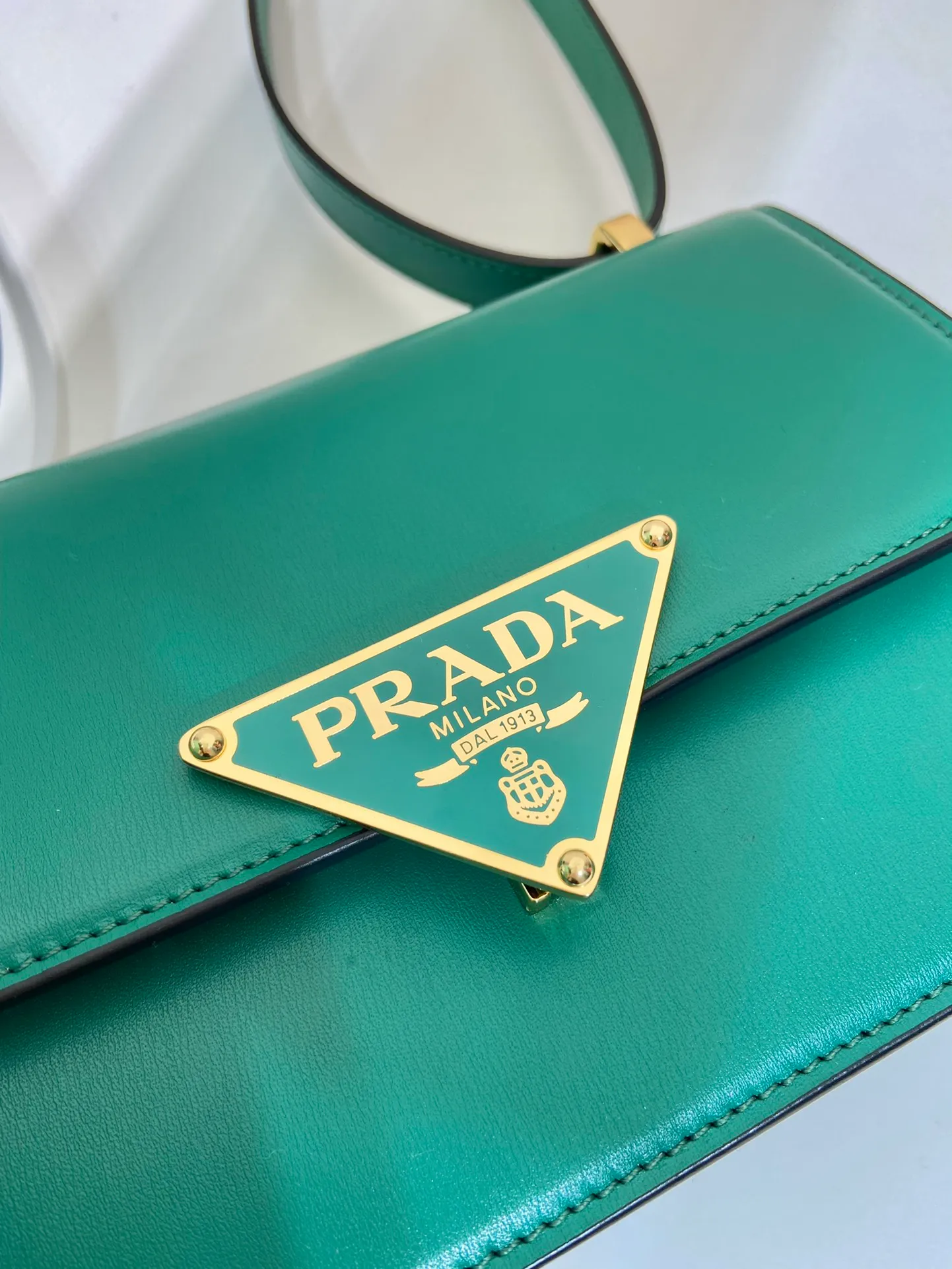 💰1520🎉New messenger bag🎉1BD340🎉🎉 This shoulder bag is made of oiled cowhide. The corner design gives the bag a modern style, the adjustable leather handle can be worn on the shoulder or cross-body, and the enameled metal triangular logo flap is decorated with a snap lock. Full of high-end feel, the top of your back instantly transforms into a girly girl, with large capacity and space. Fashionable and practical, get it now🎉👏 Length 20x Height 13.5x Bottom 5.5cm👏👏👏🎉🎉🎉