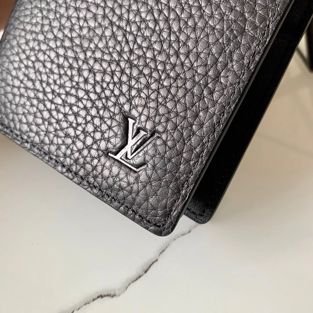 P¥320👉nfc dynamic chip version👈【Top original pure steel hardware】💕 M58192 black litchi pattern long clip suit clip Elegant word is the best way to describe Brazza, a wallet that is both flexible, easy to use and elegant, and can be easily stored in the chest pocket. Crafted from extremely soft yet durable Taurillon leather, this wallet is even more attractive.  Details 10 x 19 x 2 cm (length x height x width) Cowhide inlay Wallet with Louis Vuitton initials embossed on the front Brass hardware with palladium finish Cowhide lining 12 credit card slots, 1 for ID or business cards 1 large zippered coin compartment 4 internal slip pockets for banknotes, IDs, receipts