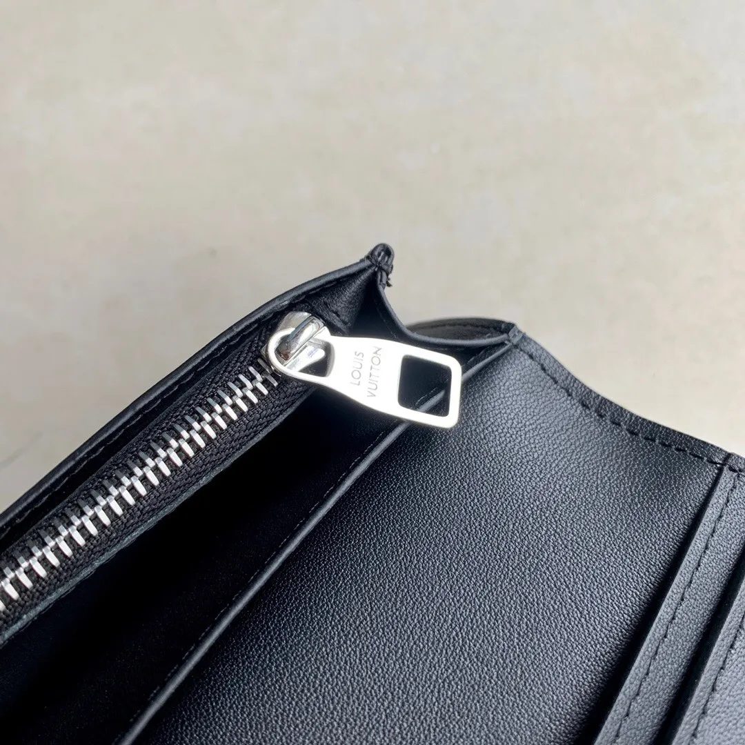 P¥320👉nfc dynamic chip version👈【Top original pure steel hardware】💕 M58192 black litchi pattern long clip suit clip Elegant word is the best way to describe Brazza, a wallet that is both flexible, easy to use and elegant, and can be easily stored in the chest pocket. Crafted from extremely soft yet durable Taurillon leather, this wallet is even more attractive.  Details 10 x 19 x 2 cm (length x height x width) Cowhide inlay Wallet with Louis Vuitton initials embossed on the front Brass hardware with palladium finish Cowhide lining 12 credit card slots, 1 for ID or business cards 1 large zippered coin compartment 4 internal slip pockets for banknotes, IDs, receipts