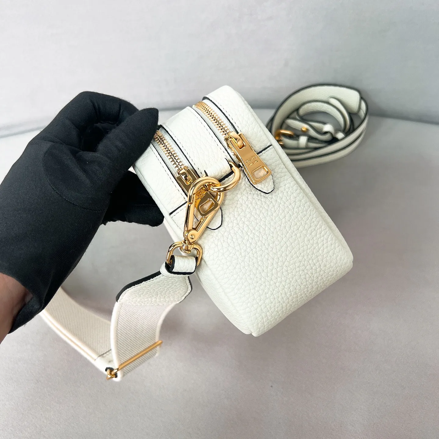 💰1700✨New product launch✨The latest pebbled shoulder bag with double zipper 1BH082 is carefully made of soft textured pebbled calfskin. The bag has a rounded and soft silhouette. Multi-functional detachable embroidered shoulder straps and leather shoulder straps. Double zipper compartments for more convenient storage. Outstanding and elegant style. Can be carried in hand, on one shoulder or crossbody. A handbag that perfectly blends classic heritage with the trend of the times. Fairy must-have white size 22*14.5*8.5cm