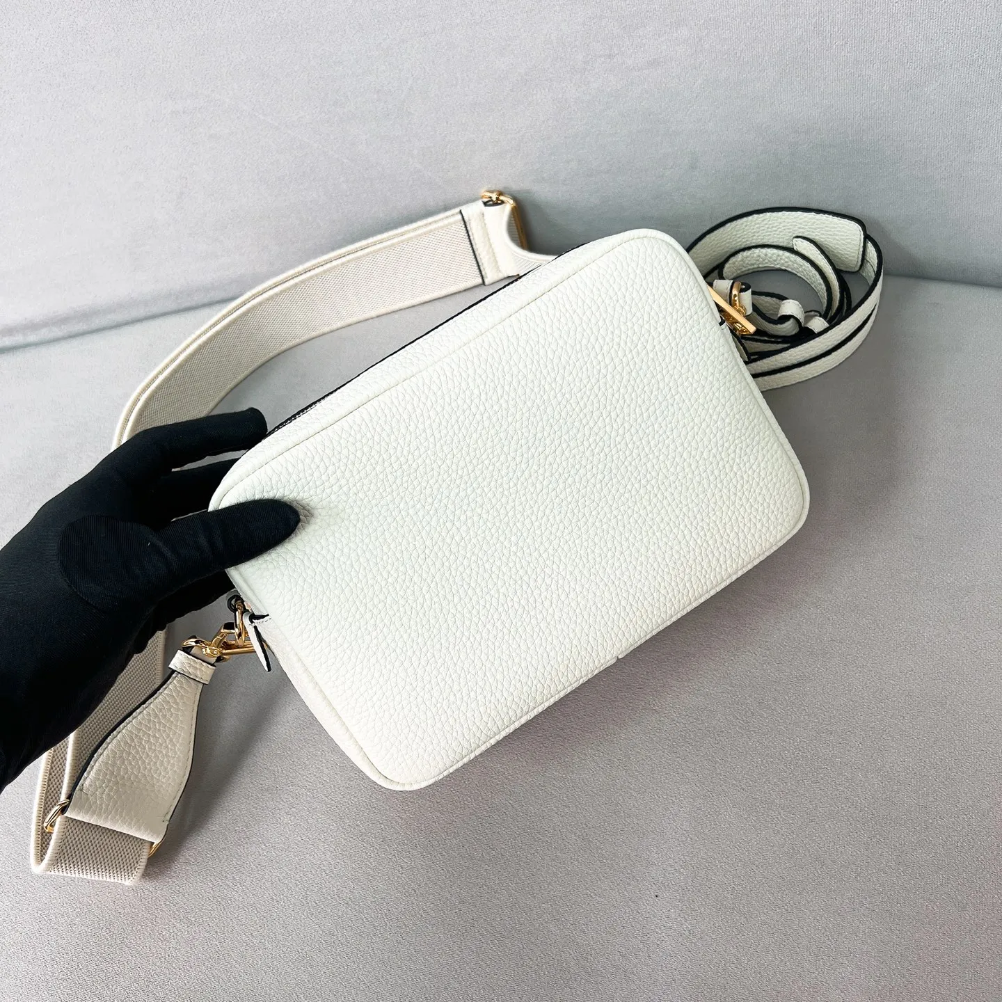 💰1700✨New product launch✨The latest pebbled shoulder bag with double zipper 1BH082 is carefully made of soft textured pebbled calfskin. The bag has a rounded and soft silhouette. Multi-functional detachable embroidered shoulder straps and leather shoulder straps. Double zipper compartments for more convenient storage. Outstanding and elegant style. Can be carried in hand, on one shoulder or crossbody. A handbag that perfectly blends classic heritage with the trend of the times. Fairy must-have white size 22*14.5*8.5cm