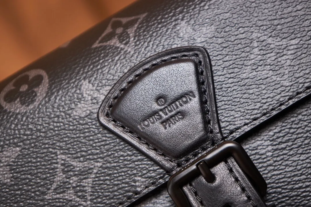 P¥700👉nfc dynamic chip version👈【Top inspection-free all-steel hardware】This Montsouris mini handbag draws inspiration from the 1994 Montsouris handbag. It is made of Monogram Eclipse canvas to present a slender configuration, and the iconic buckle on the front is equipped with a magnetic buckle. It has multiple interior pockets and compartments, and a detachable and adjustable shoulder strap for easy shoulder or cross-body wear. Monogram Eclipse coated canvas, cow leather trim, fabric lining, metal hardware, compartment, interior patch pocket, magnetic flap closure, shoulder strap: removable and adjustable! ! Model: M83567; Size: 22x12x6CM