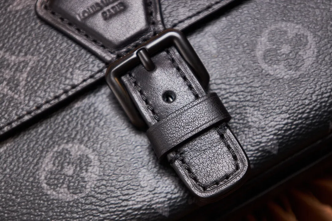 P¥700👉nfc dynamic chip version👈【Top inspection-free all-steel hardware】This Montsouris mini handbag draws inspiration from the 1994 Montsouris handbag. It is made of Monogram Eclipse canvas to present a slender configuration, and the iconic buckle on the front is equipped with a magnetic buckle. It has multiple interior pockets and compartments, and a detachable and adjustable shoulder strap for easy shoulder or cross-body wear. Monogram Eclipse coated canvas, cow leather trim, fabric lining, metal hardware, compartment, interior patch pocket, magnetic flap closure, shoulder strap: removable and adjustable! ! Model: M83567; Size: 22x12x6CM