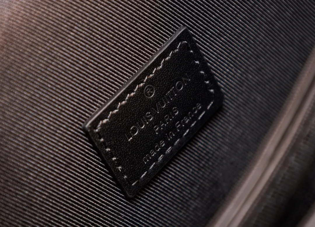 P¥700👉nfc dynamic chip version👈【Top inspection-free all-steel hardware】This Montsouris mini handbag draws inspiration from the 1994 Montsouris handbag. It is made of Monogram Eclipse canvas to present a slender configuration, and the iconic buckle on the front is equipped with a magnetic buckle. It has multiple interior pockets and compartments, and a detachable and adjustable shoulder strap for easy shoulder or cross-body wear. Monogram Eclipse coated canvas, cow leather trim, fabric lining, metal hardware, compartment, interior patch pocket, magnetic flap closure, shoulder strap: removable and adjustable! ! Model: M83567; Size: 22x12x6CM
