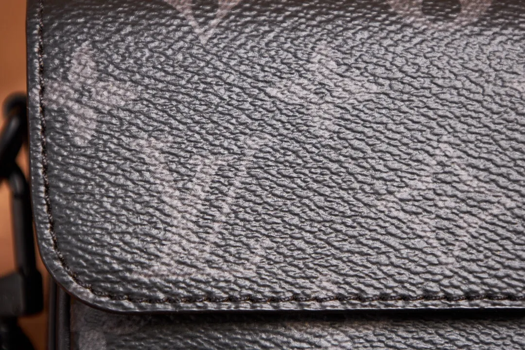 P¥700👉nfc dynamic chip version👈【Top inspection-free all-steel hardware】This Montsouris mini handbag draws inspiration from the 1994 Montsouris handbag. It is made of Monogram Eclipse canvas to present a slender configuration, and the iconic buckle on the front is equipped with a magnetic buckle. It has multiple interior pockets and compartments, and a detachable and adjustable shoulder strap for easy shoulder or cross-body wear. Monogram Eclipse coated canvas, cow leather trim, fabric lining, metal hardware, compartment, interior patch pocket, magnetic flap closure, shoulder strap: removable and adjustable! ! Model: M83567; Size: 22x12x6CM