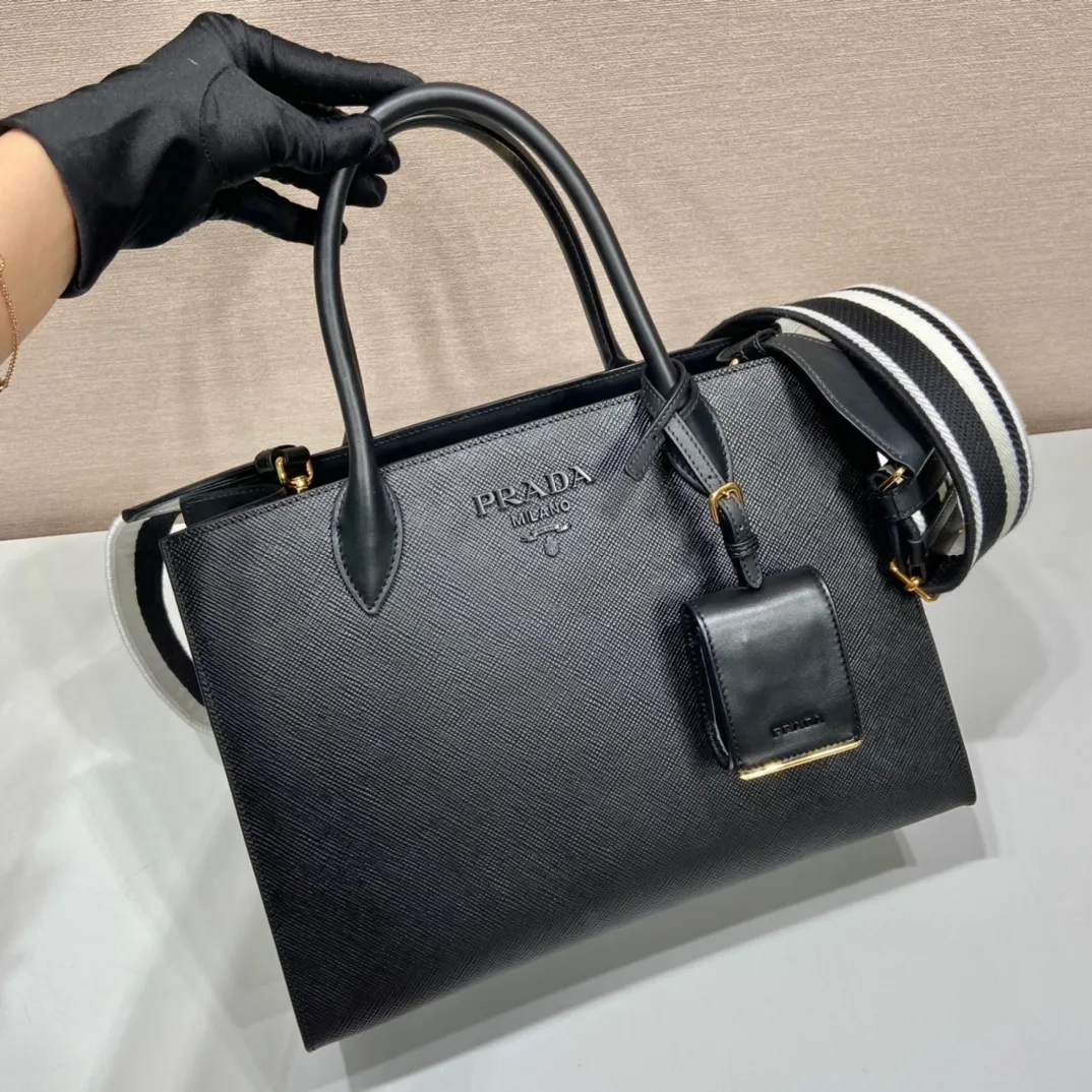 💰2100🎉Classic upgraded version🎉1BA155/Fabric shoulder strap/Additional accessories🎉🎉 This classic model is made of imported thick cross cowhide + imported calfskin, 175 OEM code, painted with the same color lettering mark, unique among classics🎁Fashionable and elegant, the original shoulder strap is calfskin. If you like babies, hurry up and get it🎉🎉 Length 33x height 24x bottom 15cm