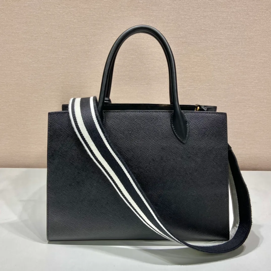 💰2100🎉Classic upgraded version🎉1BA155/Fabric shoulder strap/Additional accessories🎉🎉 This classic model is made of imported thick cross cowhide + imported calfskin, 175 OEM code, painted with the same color lettering mark, unique among classics🎁Fashionable and elegant, the original shoulder strap is calfskin. If you like babies, hurry up and get it🎉🎉 Length 33x height 24x bottom 15cm