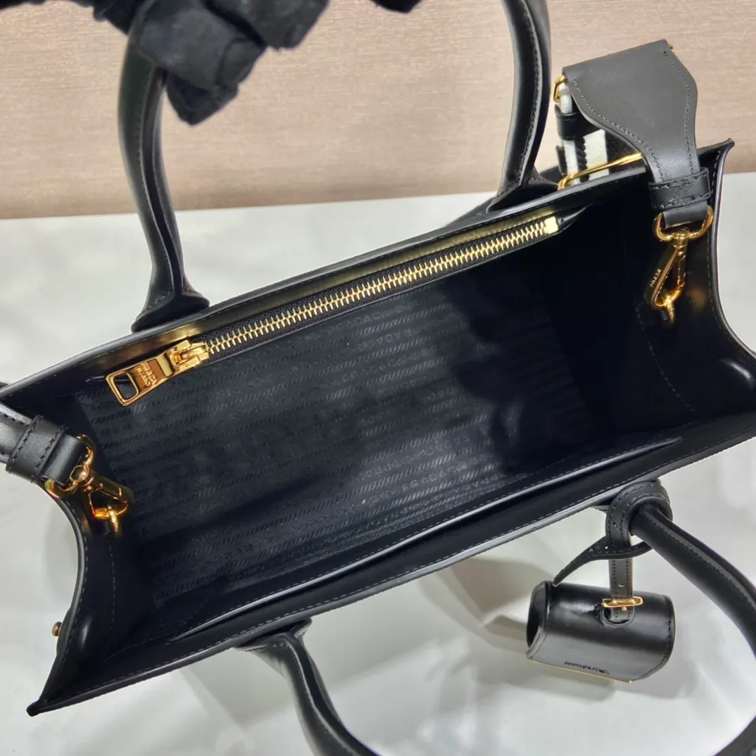 💰2100🎉Classic upgraded version🎉1BA155/Fabric shoulder strap/Additional accessories🎉🎉 This classic model is made of imported thick cross cowhide + imported calfskin, 175 OEM code, painted with the same color lettering mark, unique among classics🎁Fashionable and elegant, the original shoulder strap is calfskin. If you like babies, hurry up and get it🎉🎉 Length 33x height 24x bottom 15cm