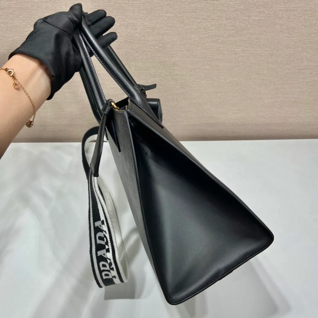 💰2100🎉Classic upgraded version🎉1BA155/Fabric shoulder strap/Additional accessories🎉🎉 This classic model is made of imported thick cross cowhide + imported calfskin, 175 OEM code, painted with the same color lettering mark, unique among classics🎁Fashionable and elegant, the original shoulder strap is calfskin. If you like babies, hurry up and get it🎉🎉 Length 33x height 24x bottom 15cm