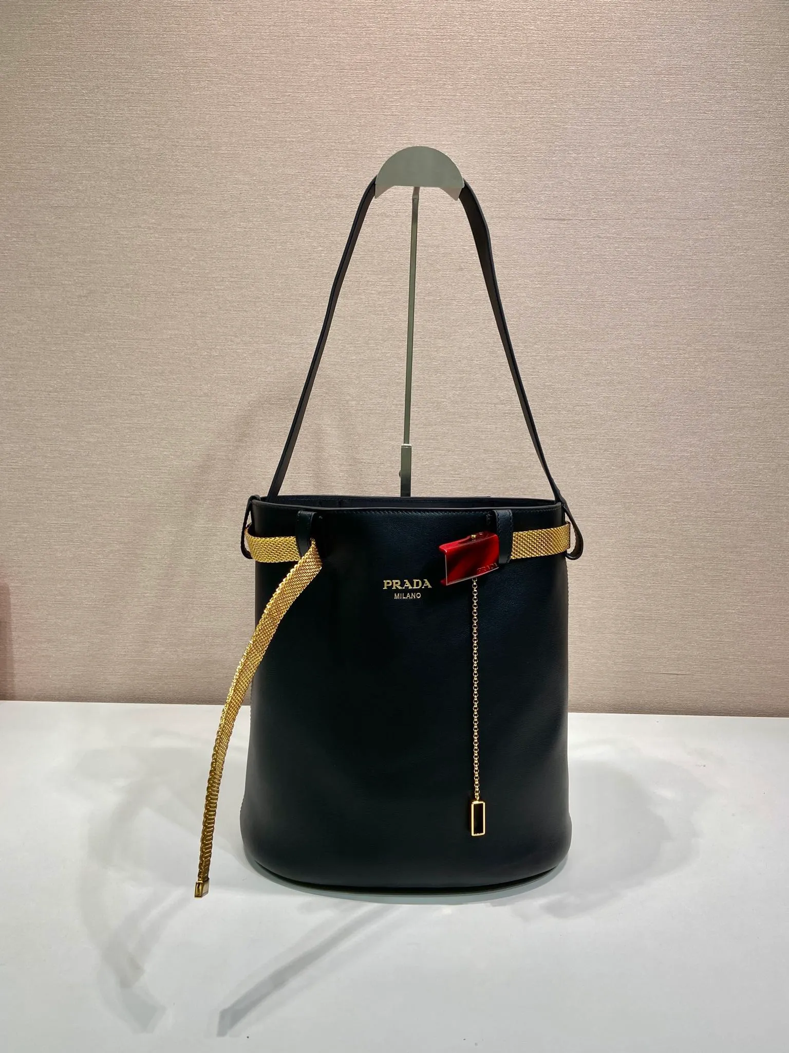 💰1700🎉New product🎉1BE085 Iron Belt🎉🎉 This fashionable bucket bag silhouette is a new interpretation of the Buckle handbag, eclectic and revealing the true meaning of refinement and elegance. Lace-up inlays and metallic mesh with tortoiseshell panel buckles add modern elegance to the feminine design. It’s also detachable and can be used as a decorative belt🎉, it’s so perfect, it’s another hot item recognized by internet celebrities🎉🎉 Length 26.5x height 29x bottom 18cm🎉🎉🎉💰💰💰