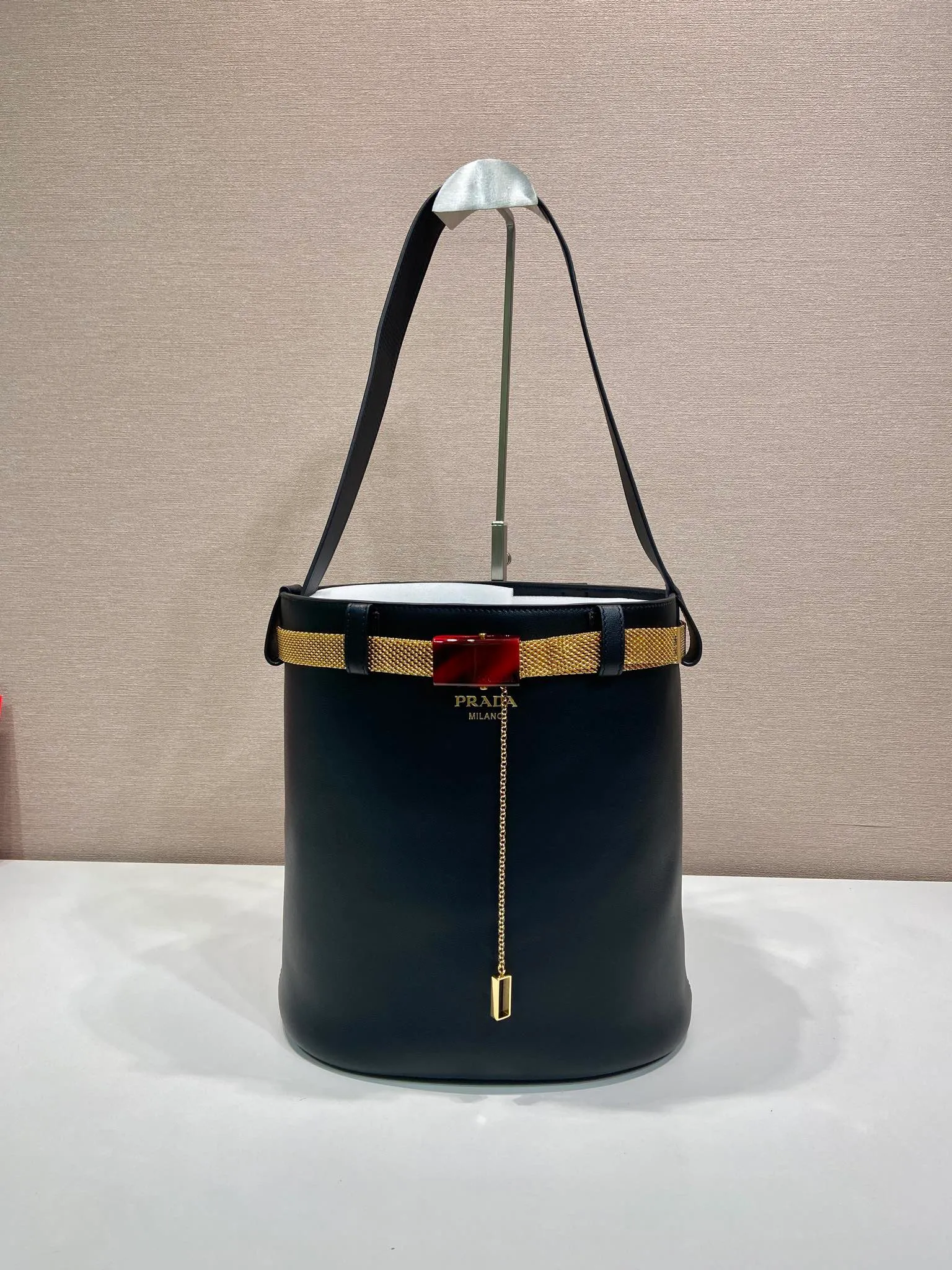 💰1700🎉New product🎉1BE085 Iron Belt🎉🎉 This fashionable bucket bag silhouette is a new interpretation of the Buckle handbag, eclectic and revealing the true meaning of refinement and elegance. Lace-up inlays and metallic mesh with tortoiseshell panel buckles add modern elegance to the feminine design. It’s also detachable and can be used as a decorative belt🎉, it’s so perfect, it’s another hot item recognized by internet celebrities🎉🎉 Length 26.5x height 29x bottom 18cm🎉🎉🎉💰💰💰