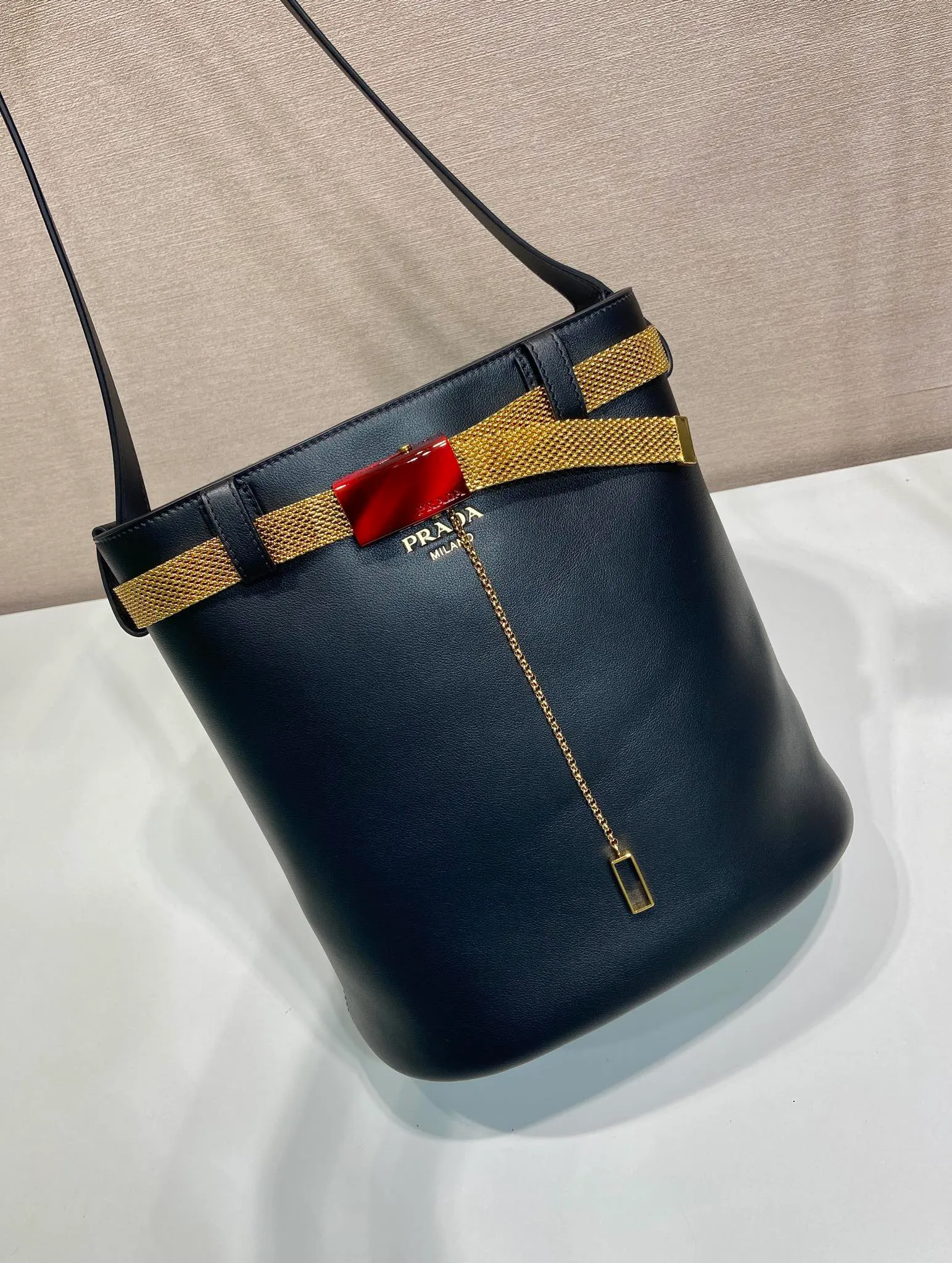 💰1700🎉New product🎉1BE085 Iron Belt🎉🎉 This fashionable bucket bag silhouette is a new interpretation of the Buckle handbag, eclectic and revealing the true meaning of refinement and elegance. Lace-up inlays and metallic mesh with tortoiseshell panel buckles add modern elegance to the feminine design. It’s also detachable and can be used as a decorative belt🎉, it’s so perfect, it’s another hot item recognized by internet celebrities🎉🎉 Length 26.5x height 29x bottom 18cm🎉🎉🎉💰💰💰