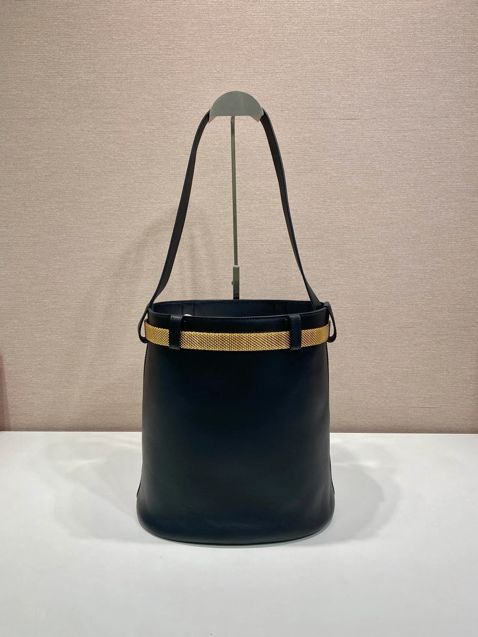 💰1700🎉New product🎉1BE085 Iron Belt🎉🎉 This fashionable bucket bag silhouette is a new interpretation of the Buckle handbag, eclectic and revealing the true meaning of refinement and elegance. Lace-up inlays and metallic mesh with tortoiseshell panel buckles add modern elegance to the feminine design. It’s also detachable and can be used as a decorative belt🎉, it’s so perfect, it’s another hot item recognized by internet celebrities🎉🎉 Length 26.5x height 29x bottom 18cm🎉🎉🎉💰💰💰