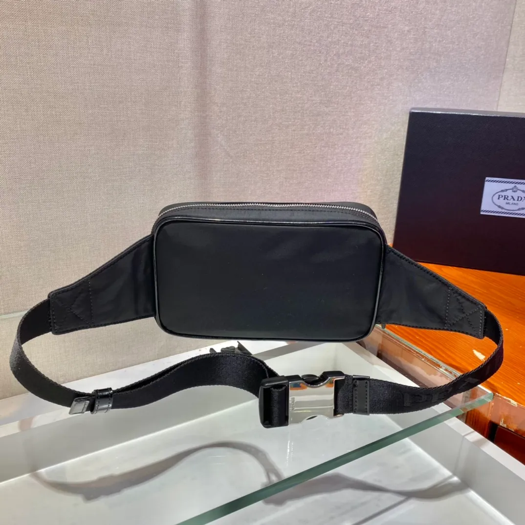 💰900🎉New waist bag/chest bag🎉2VL977🎉🎉 This chic square waist bag is made of innovative Re-Nylon recycled nylon material made from ocean plastic recycling. The belt bag has a unique design with roomy zippered pockets and a traditional buckle-style adjustable belt. Lightweight/practical, suitable for both men and women🎉🎉Another timeless and popular style🎉🎉 Length 21x Height 12.5x Bottom 4.5cm