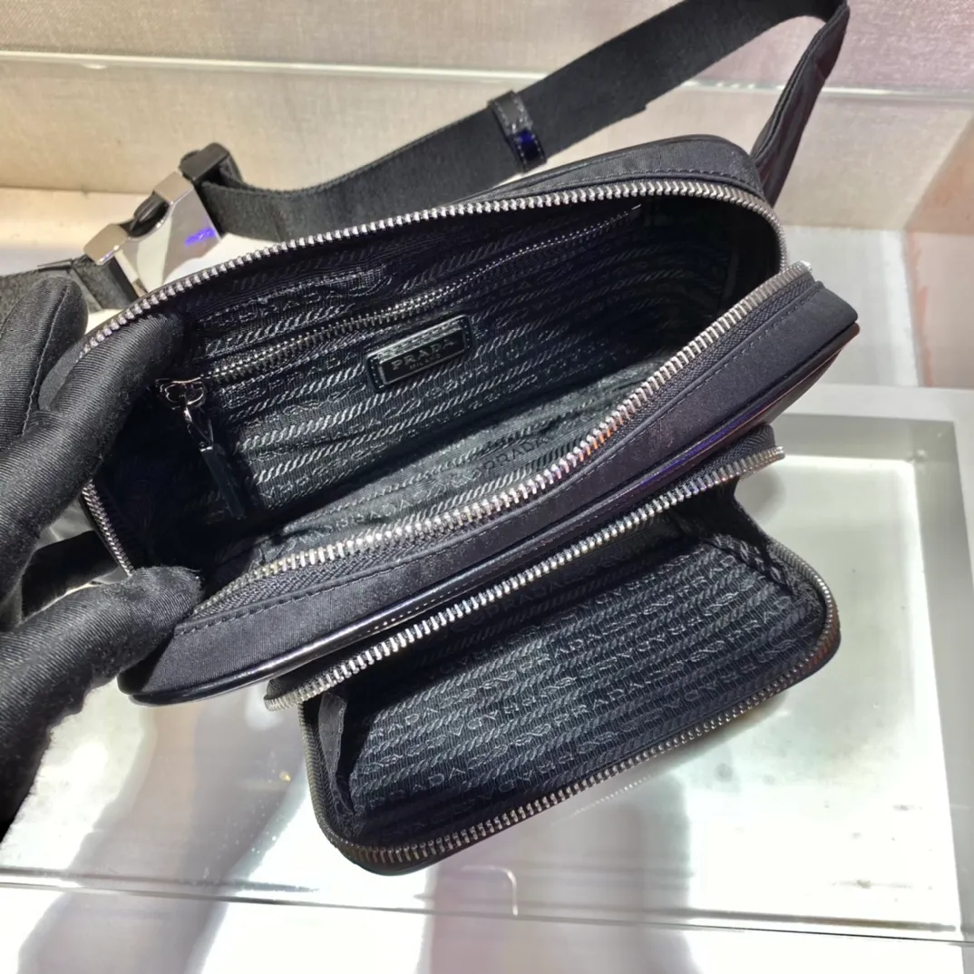 💰900🎉New waist bag/chest bag🎉2VL977🎉🎉 This chic square waist bag is made of innovative Re-Nylon recycled nylon material made from ocean plastic recycling. The belt bag has a unique design with roomy zippered pockets and a traditional buckle-style adjustable belt. Lightweight/practical, suitable for both men and women🎉🎉Another timeless and popular style🎉🎉 Length 21x Height 12.5x Bottom 4.5cm
