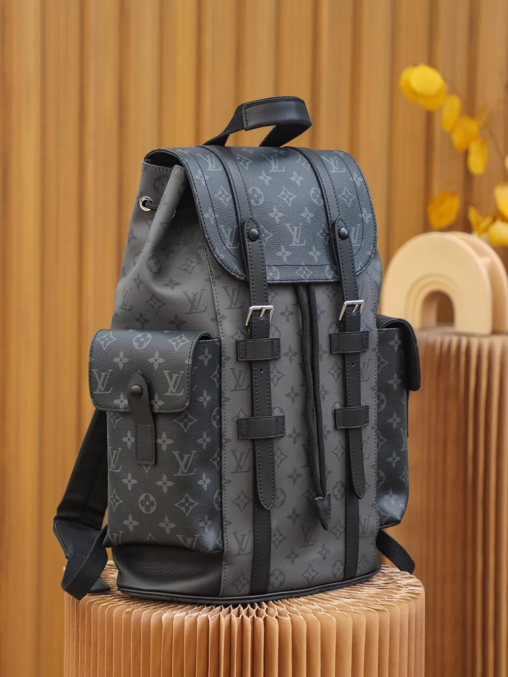 P¥960👉nfc dynamic chip version👈【Top inspection-free all-steel hardware】𝐂𝐇𝐑𝐈𝐒𝐓𝐎𝐏𝐇𝐄𝐑 Backpack M45419 Silver Flower Black Flower French original leather🇫🇷Pure steel hardware Size: 38*44*12.5cm A unisex backpack, a daily bag that is very suitable for outdoor use. Its attractive design style is quite tasteful and can easily meet the daily travel capacity. It can hold laptops, books, documents, etc., and the flap closure snaps and drawstrings are more layered and retro. It is an almost versatile bag shape! This model has a high utilization rate and is a must-have for daily commuting and traveling. It doesn’t matter how tall you are.