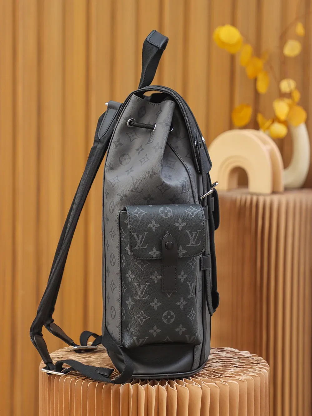 P¥960👉nfc dynamic chip version👈【Top inspection-free all-steel hardware】𝐂𝐇𝐑𝐈𝐒𝐓𝐎𝐏𝐇𝐄𝐑 Backpack M45419 Silver Flower Black Flower French original leather🇫🇷Pure steel hardware Size: 38*44*12.5cm A unisex backpack, a daily bag that is very suitable for outdoor use. Its attractive design style is quite tasteful and can easily meet the daily travel capacity. It can hold laptops, books, documents, etc., and the flap closure snaps and drawstrings are more layered and retro. It is an almost versatile bag shape! This model has a high utilization rate and is a must-have for daily commuting and traveling. It doesn’t matter how tall you are.