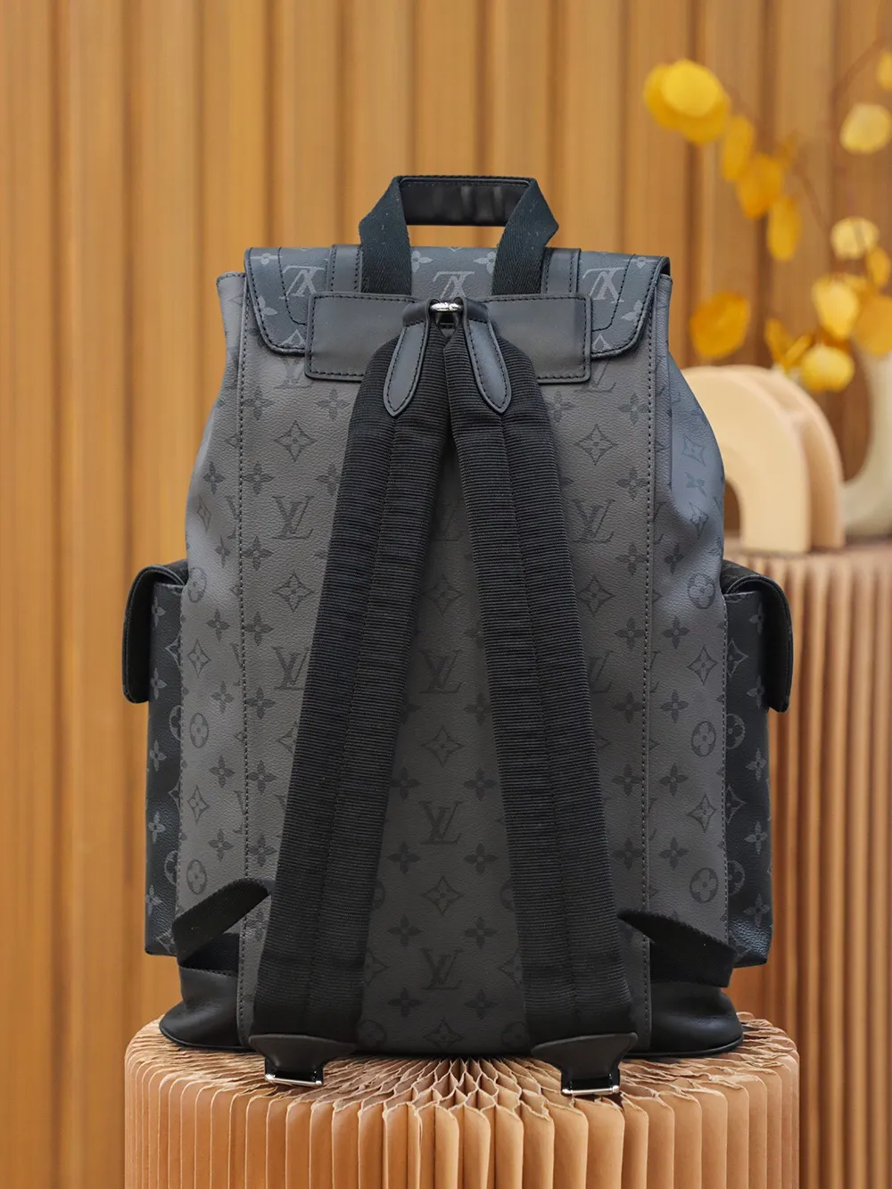 P¥960👉nfc dynamic chip version👈【Top inspection-free all-steel hardware】𝐂𝐇𝐑𝐈𝐒𝐓𝐎𝐏𝐇𝐄𝐑 Backpack M45419 Silver Flower Black Flower French original leather🇫🇷Pure steel hardware Size: 38*44*12.5cm A unisex backpack, a daily bag that is very suitable for outdoor use. Its attractive design style is quite tasteful and can easily meet the daily travel capacity. It can hold laptops, books, documents, etc., and the flap closure snaps and drawstrings are more layered and retro. It is an almost versatile bag shape! This model has a high utilization rate and is a must-have for daily commuting and traveling. It doesn’t matter how tall you are.
