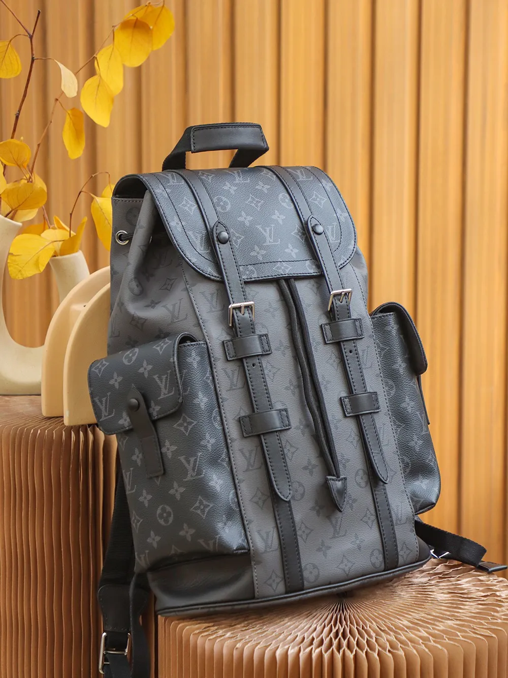 P¥960👉nfc dynamic chip version👈【Top inspection-free all-steel hardware】𝐂𝐇𝐑𝐈𝐒𝐓𝐎𝐏𝐇𝐄𝐑 Backpack M45419 Silver Flower Black Flower French original leather🇫🇷Pure steel hardware Size: 38*44*12.5cm A unisex backpack, a daily bag that is very suitable for outdoor use. Its attractive design style is quite tasteful and can easily meet the daily travel capacity. It can hold laptops, books, documents, etc., and the flap closure snaps and drawstrings are more layered and retro. It is an almost versatile bag shape! This model has a high utilization rate and is a must-have for daily commuting and traveling. It doesn’t matter how tall you are.