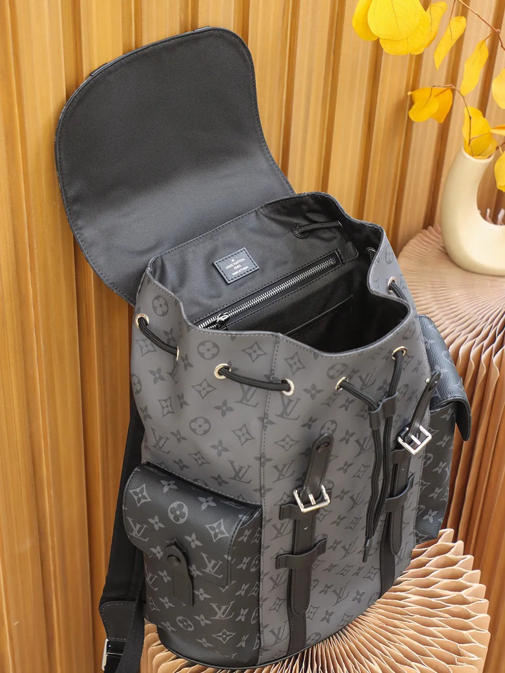 P¥960👉nfc dynamic chip version👈【Top inspection-free all-steel hardware】𝐂𝐇𝐑𝐈𝐒𝐓𝐎𝐏𝐇𝐄𝐑 Backpack M45419 Silver Flower Black Flower French original leather🇫🇷Pure steel hardware Size: 38*44*12.5cm A unisex backpack, a daily bag that is very suitable for outdoor use. Its attractive design style is quite tasteful and can easily meet the daily travel capacity. It can hold laptops, books, documents, etc., and the flap closure snaps and drawstrings are more layered and retro. It is an almost versatile bag shape! This model has a high utilization rate and is a must-have for daily commuting and traveling. It doesn’t matter how tall you are.