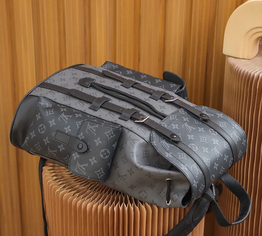 P¥960👉nfc dynamic chip version👈【Top inspection-free all-steel hardware】𝐂𝐇𝐑𝐈𝐒𝐓𝐎𝐏𝐇𝐄𝐑 Backpack M45419 Silver Flower Black Flower French original leather🇫🇷Pure steel hardware Size: 38*44*12.5cm A unisex backpack, a daily bag that is very suitable for outdoor use. Its attractive design style is quite tasteful and can easily meet the daily travel capacity. It can hold laptops, books, documents, etc., and the flap closure snaps and drawstrings are more layered and retro. It is an almost versatile bag shape! This model has a high utilization rate and is a must-have for daily commuting and traveling. It doesn’t matter how tall you are.