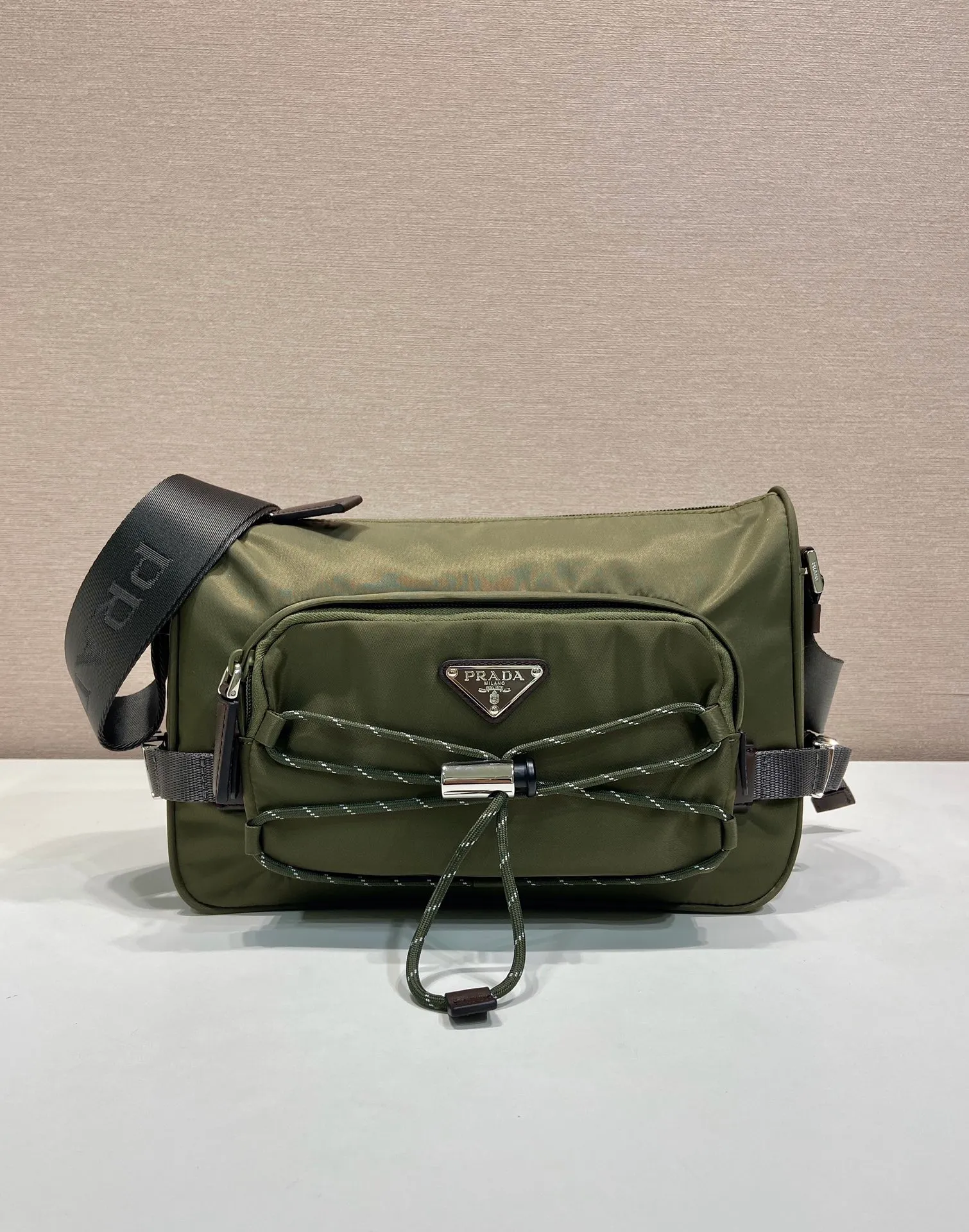 💰1120🎉New messenger bag🎉2VH192 new product🎉🎉 This shoulder bag combines functionality and decoration, integrating urban style and outdoor elements. The Re-Nylon bag is lightweight and compact in design, incorporating rich technical details to give the accessory a modern, sporty style. Features adjustable technical cord, long adjustable braided nylon shoulder strap and zip closure. It has a large capacity and space, and it is a popular style that will never go out of style🎉🎉 Length 28x Height 17.5x Bottom 10cm🎉🎉🎉💰💰💰