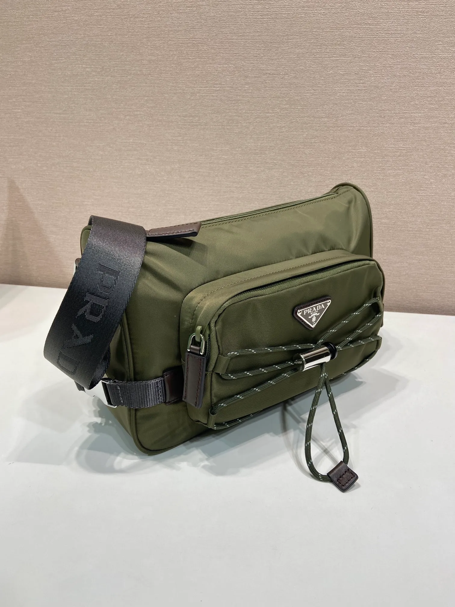 💰1120🎉New messenger bag🎉2VH192 new product🎉🎉 This shoulder bag combines functionality and decoration, integrating urban style and outdoor elements. The Re-Nylon bag is lightweight and compact in design, incorporating rich technical details to give the accessory a modern, sporty style. Features adjustable technical cord, long adjustable braided nylon shoulder strap and zip closure. It has a large capacity and space, and it is a popular style that will never go out of style🎉🎉 Length 28x Height 17.5x Bottom 10cm🎉🎉🎉💰💰💰