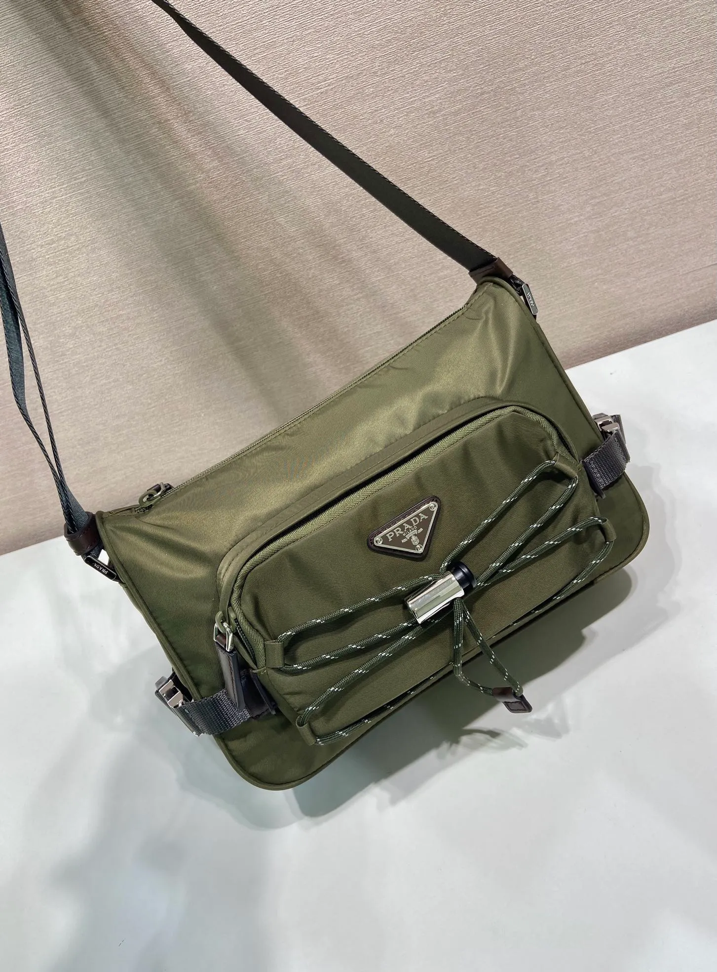 💰1120🎉New messenger bag🎉2VH192 new product🎉🎉 This shoulder bag combines functionality and decoration, integrating urban style and outdoor elements. The Re-Nylon bag is lightweight and compact in design, incorporating rich technical details to give the accessory a modern, sporty style. Features adjustable technical cord, long adjustable braided nylon shoulder strap and zip closure. It has a large capacity and space, and it is a popular style that will never go out of style🎉🎉 Length 28x Height 17.5x Bottom 10cm🎉🎉🎉💰💰💰