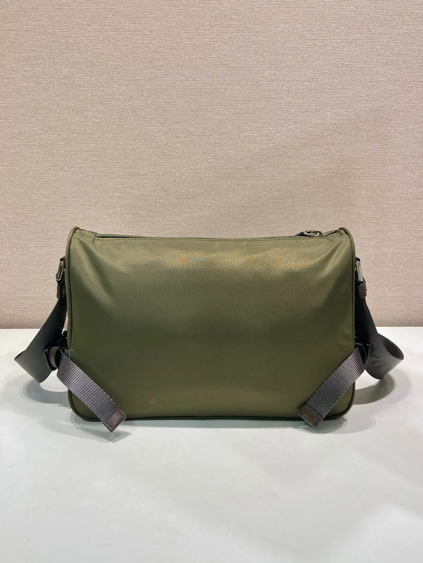 💰1120🎉New messenger bag🎉2VH192 new product🎉🎉 This shoulder bag combines functionality and decoration, integrating urban style and outdoor elements. The Re-Nylon bag is lightweight and compact in design, incorporating rich technical details to give the accessory a modern, sporty style. Features adjustable technical cord, long adjustable braided nylon shoulder strap and zip closure. It has a large capacity and space, and it is a popular style that will never go out of style🎉🎉 Length 28x Height 17.5x Bottom 10cm🎉🎉🎉💰💰💰