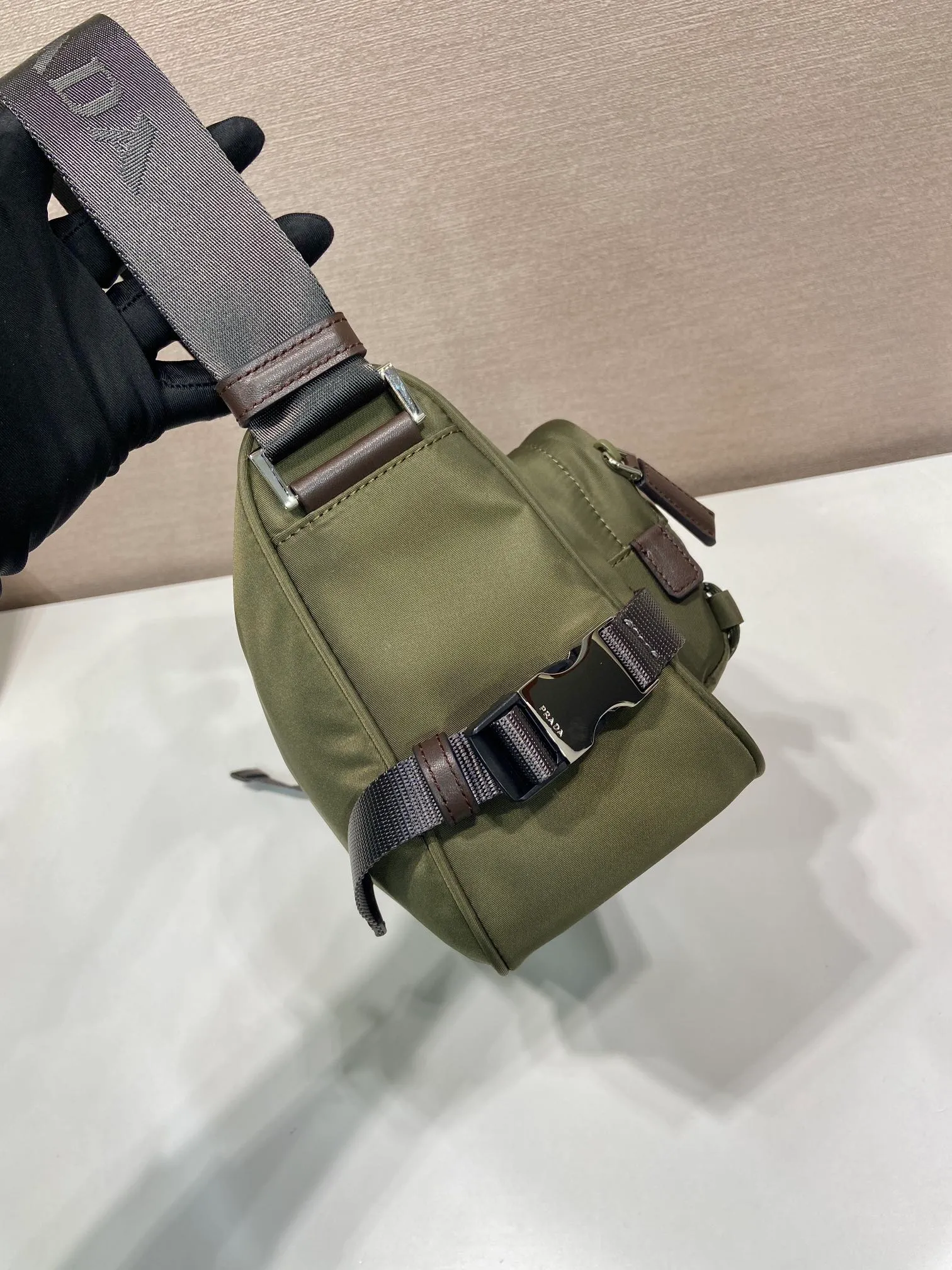 💰1120🎉New messenger bag🎉2VH192 new product🎉🎉 This shoulder bag combines functionality and decoration, integrating urban style and outdoor elements. The Re-Nylon bag is lightweight and compact in design, incorporating rich technical details to give the accessory a modern, sporty style. Features adjustable technical cord, long adjustable braided nylon shoulder strap and zip closure. It has a large capacity and space, and it is a popular style that will never go out of style🎉🎉 Length 28x Height 17.5x Bottom 10cm🎉🎉🎉💰💰💰