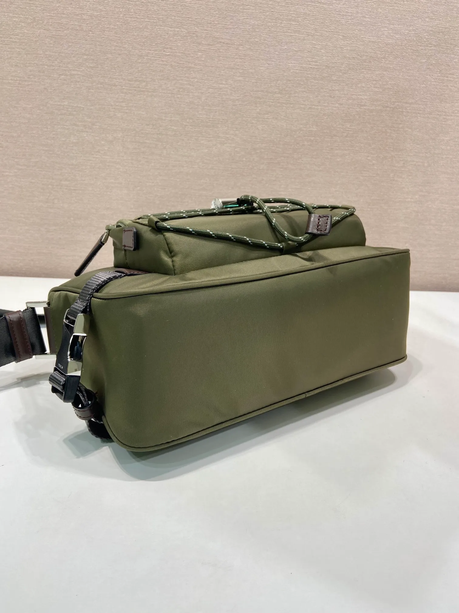 💰1120🎉New messenger bag🎉2VH192 new product🎉🎉 This shoulder bag combines functionality and decoration, integrating urban style and outdoor elements. The Re-Nylon bag is lightweight and compact in design, incorporating rich technical details to give the accessory a modern, sporty style. Features adjustable technical cord, long adjustable braided nylon shoulder strap and zip closure. It has a large capacity and space, and it is a popular style that will never go out of style🎉🎉 Length 28x Height 17.5x Bottom 10cm🎉🎉🎉💰💰💰