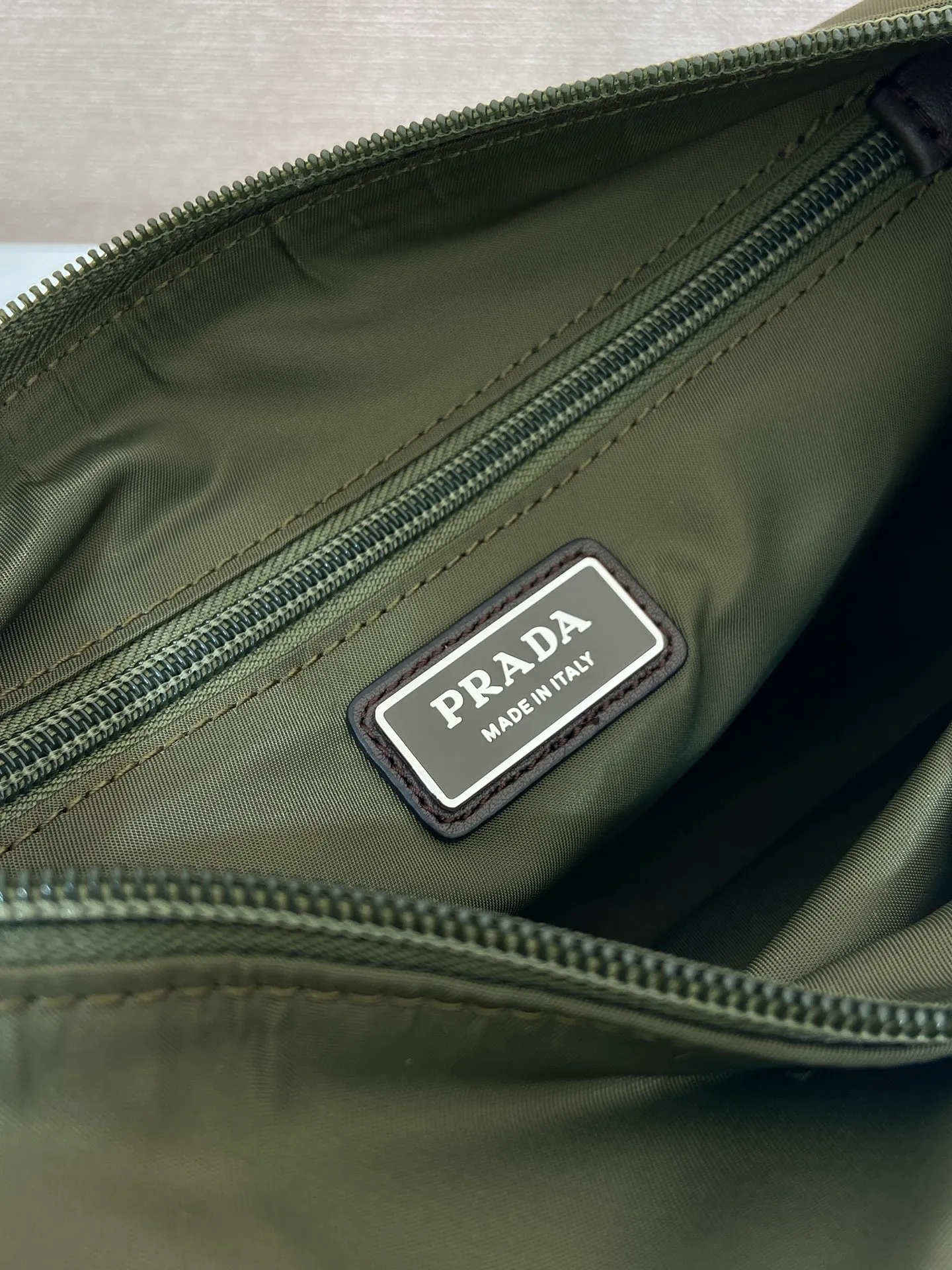 💰1120🎉New messenger bag🎉2VH192 new product🎉🎉 This shoulder bag combines functionality and decoration, integrating urban style and outdoor elements. The Re-Nylon bag is lightweight and compact in design, incorporating rich technical details to give the accessory a modern, sporty style. Features adjustable technical cord, long adjustable braided nylon shoulder strap and zip closure. It has a large capacity and space, and it is a popular style that will never go out of style🎉🎉 Length 28x Height 17.5x Bottom 10cm🎉🎉🎉💰💰💰