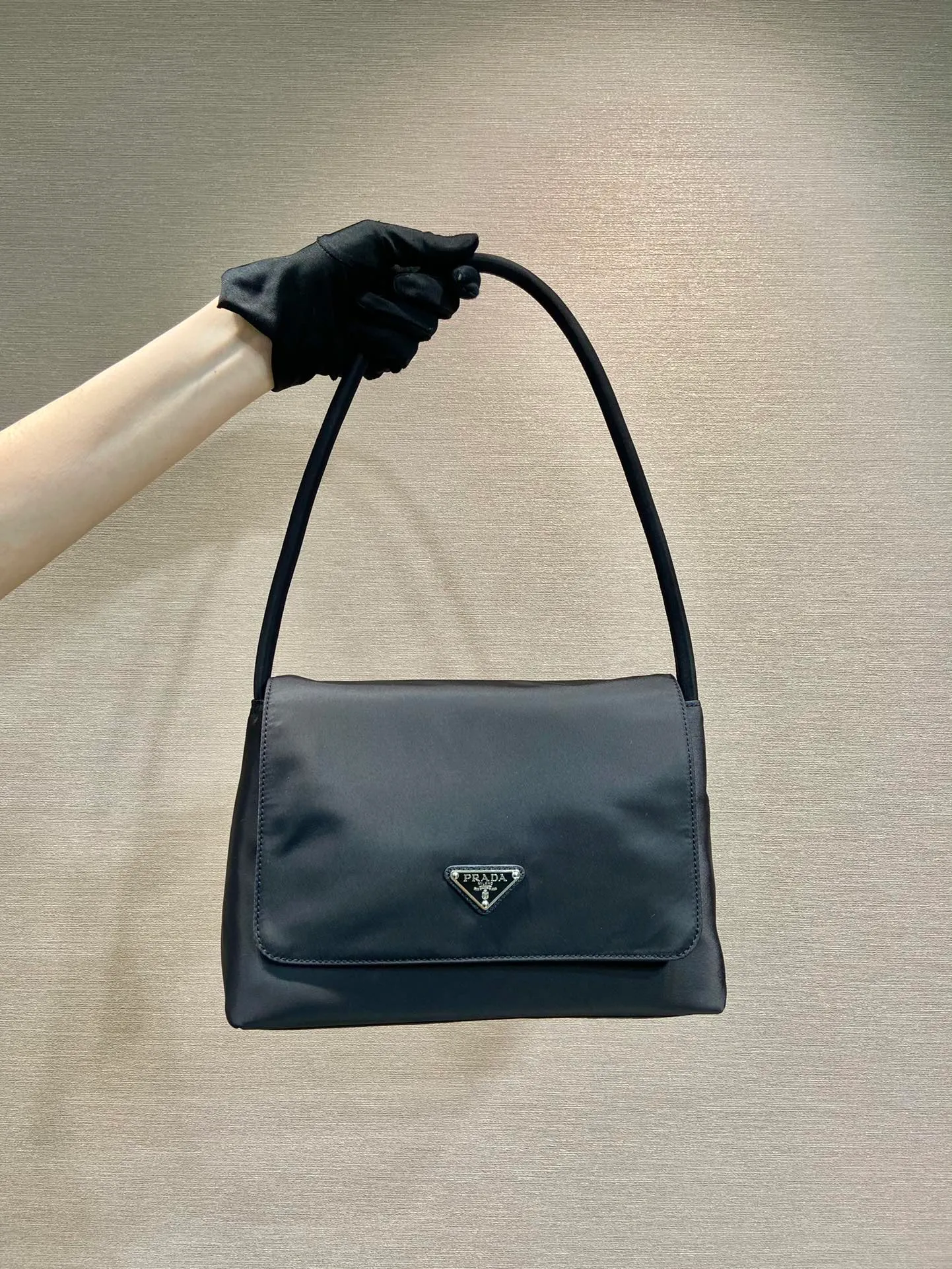 💰900🎉 New second-hand bag 🎉1BH628🎉🎉 This second-hand bag is made of imported nylon fabric, has a clamshell design, can be carried by hand and shoulder, and has a large capacity. Simple/light/generous. Another popular style that will never go out of style🎉🎉 Length 28x height 18x ​​bottom 10cm