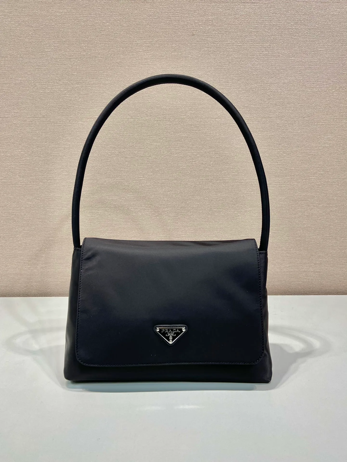 💰900🎉 New second-hand bag 🎉1BH628🎉🎉 This second-hand bag is made of imported nylon fabric, has a clamshell design, can be carried by hand and shoulder, and has a large capacity. Simple/light/generous. Another popular style that will never go out of style🎉🎉 Length 28x height 18x ​​bottom 10cm