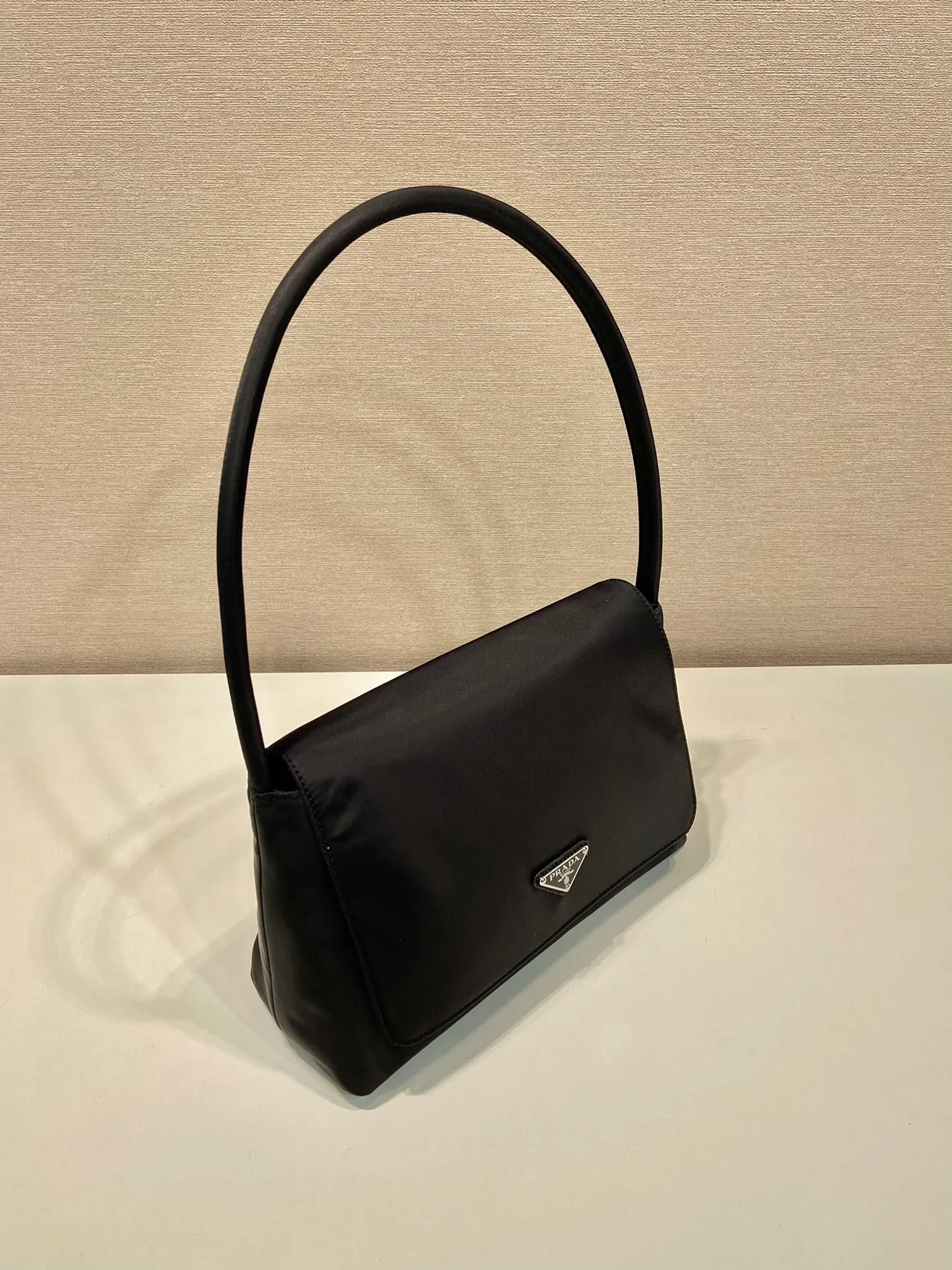 💰900🎉 New second-hand bag 🎉1BH628🎉🎉 This second-hand bag is made of imported nylon fabric, has a clamshell design, can be carried by hand and shoulder, and has a large capacity. Simple/light/generous. Another popular style that will never go out of style🎉🎉 Length 28x height 18x ​​bottom 10cm
