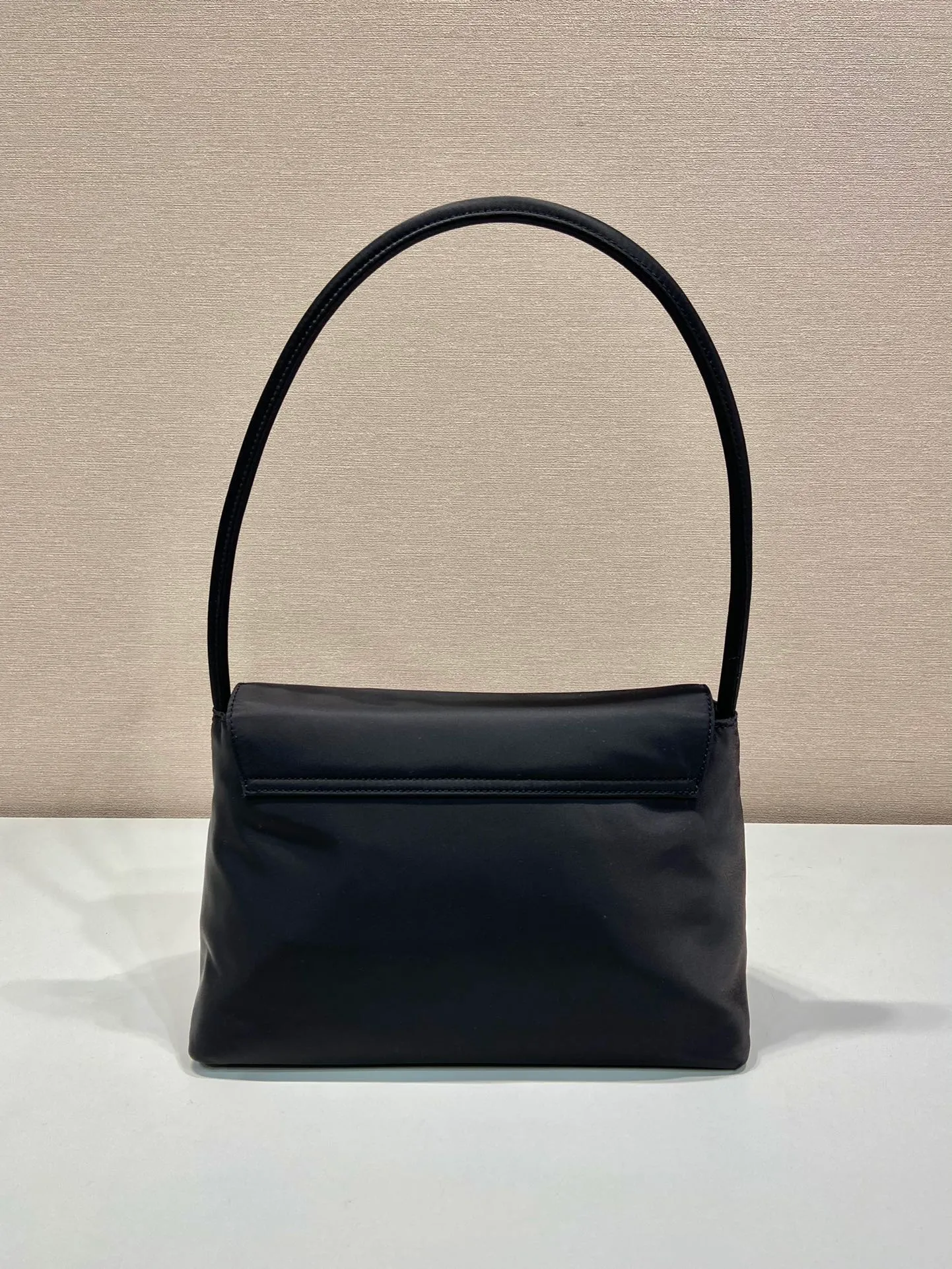 💰900🎉 New second-hand bag 🎉1BH628🎉🎉 This second-hand bag is made of imported nylon fabric, has a clamshell design, can be carried by hand and shoulder, and has a large capacity. Simple/light/generous. Another popular style that will never go out of style🎉🎉 Length 28x height 18x ​​bottom 10cm