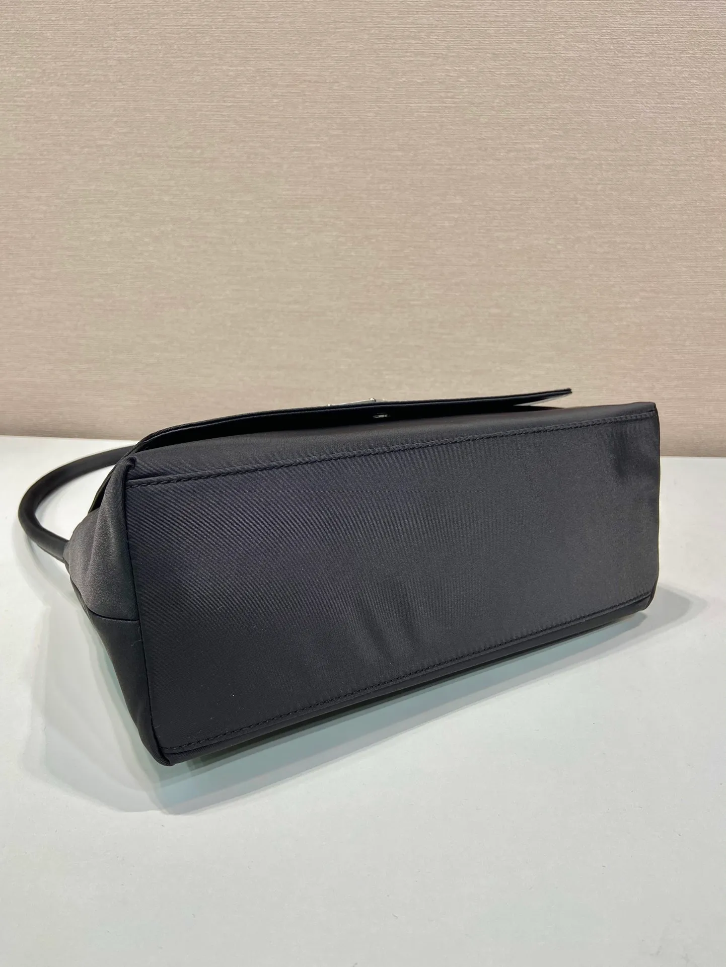 💰900🎉 New second-hand bag 🎉1BH628🎉🎉 This second-hand bag is made of imported nylon fabric, has a clamshell design, can be carried by hand and shoulder, and has a large capacity. Simple/light/generous. Another popular style that will never go out of style🎉🎉 Length 28x height 18x ​​bottom 10cm
