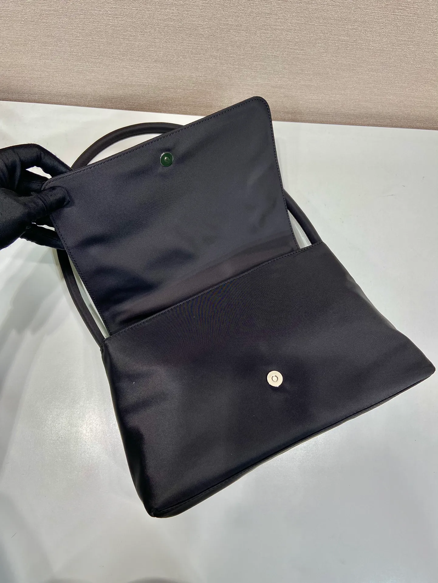 💰900🎉 New second-hand bag 🎉1BH628🎉🎉 This second-hand bag is made of imported nylon fabric, has a clamshell design, can be carried by hand and shoulder, and has a large capacity. Simple/light/generous. Another popular style that will never go out of style🎉🎉 Length 28x height 18x ​​bottom 10cm