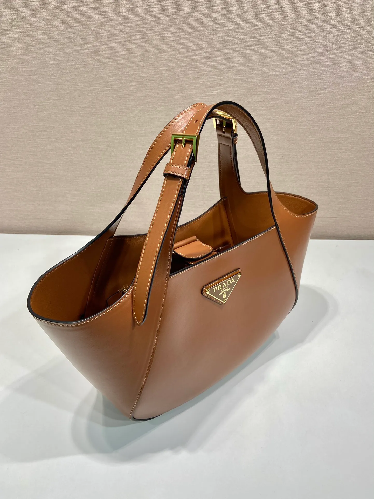 💰1720🎉New style🎉1BG483 Tote Bag🎉🎉 This leather tote bag is made of imported calf and imported sheepskin inside. It is full of exquisite charm and practicality. It features an adjustable leather handle with a classic metal buckle for a stylish and modern detail. The style is versatile and the upper body effect is very beautiful🎉🎉Babies, hurry up and get it🎉🎉 Length 28x Height 20.5x Bottom 7.5cm🎉🎉🎉👏👏👏