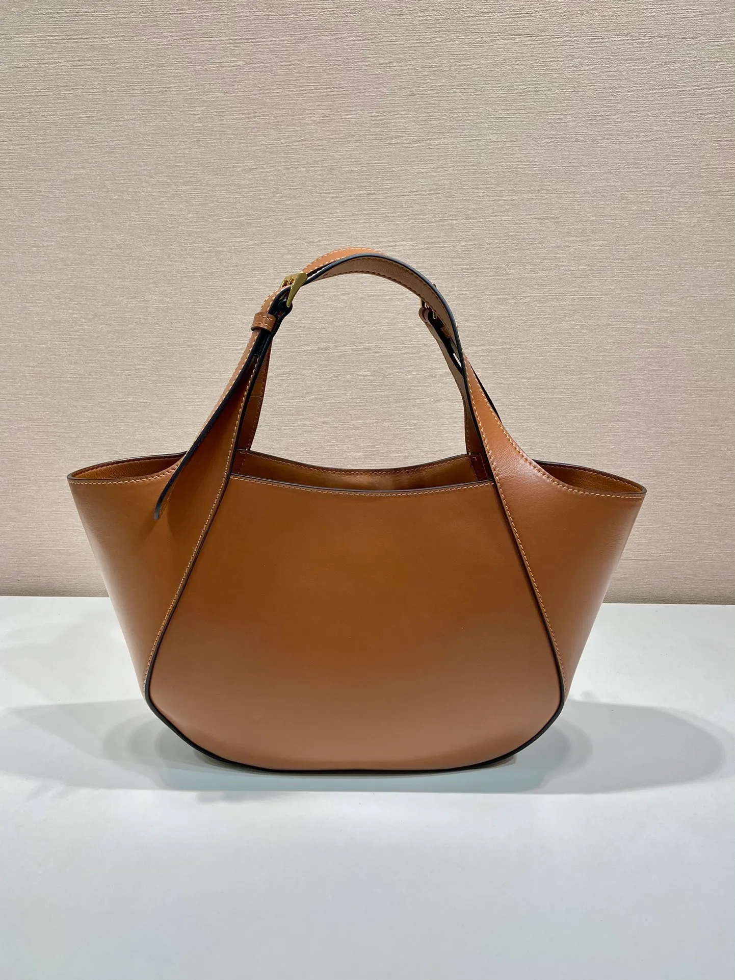 💰1720🎉New style🎉1BG483 Tote Bag🎉🎉 This leather tote bag is made of imported calf and imported sheepskin inside. It is full of exquisite charm and practicality. It features an adjustable leather handle with a classic metal buckle for a stylish and modern detail. The style is versatile and the upper body effect is very beautiful🎉🎉Babies, hurry up and get it🎉🎉 Length 28x Height 20.5x Bottom 7.5cm🎉🎉🎉👏👏👏